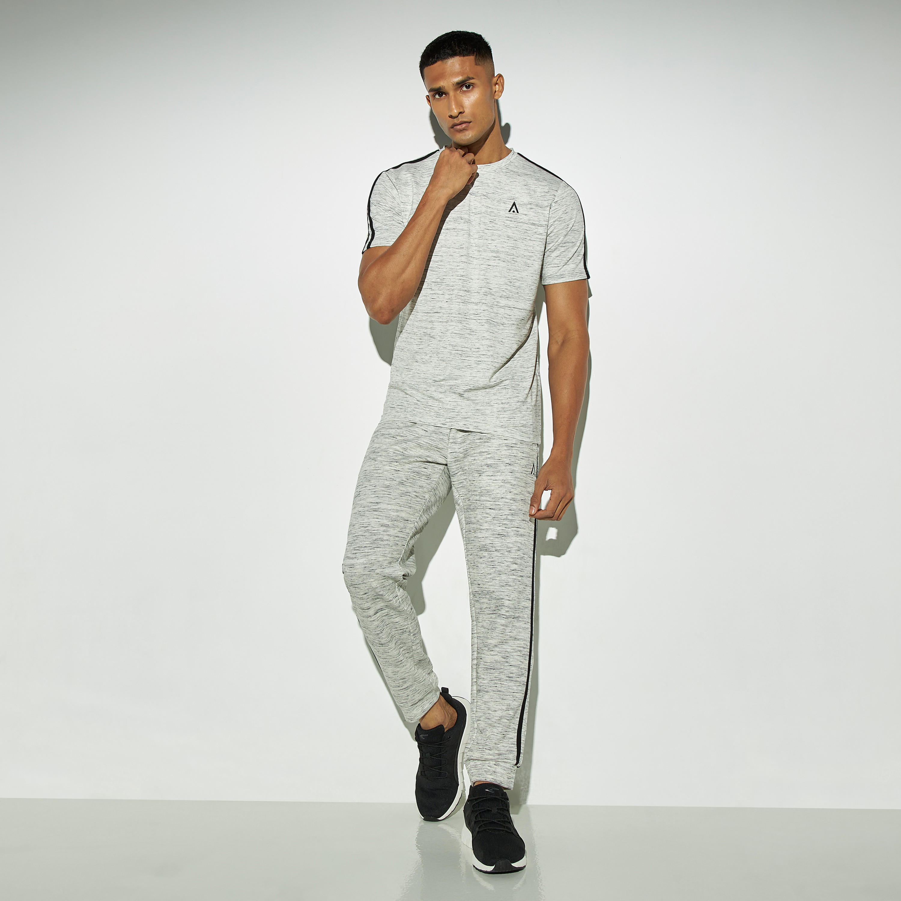 تيشيرت بيرفورمانس مقلّم بياقة ضيّقة وأكمام قصيرة-men-clothing-sportswearandactivewear-tshirtsandpolos-image-2