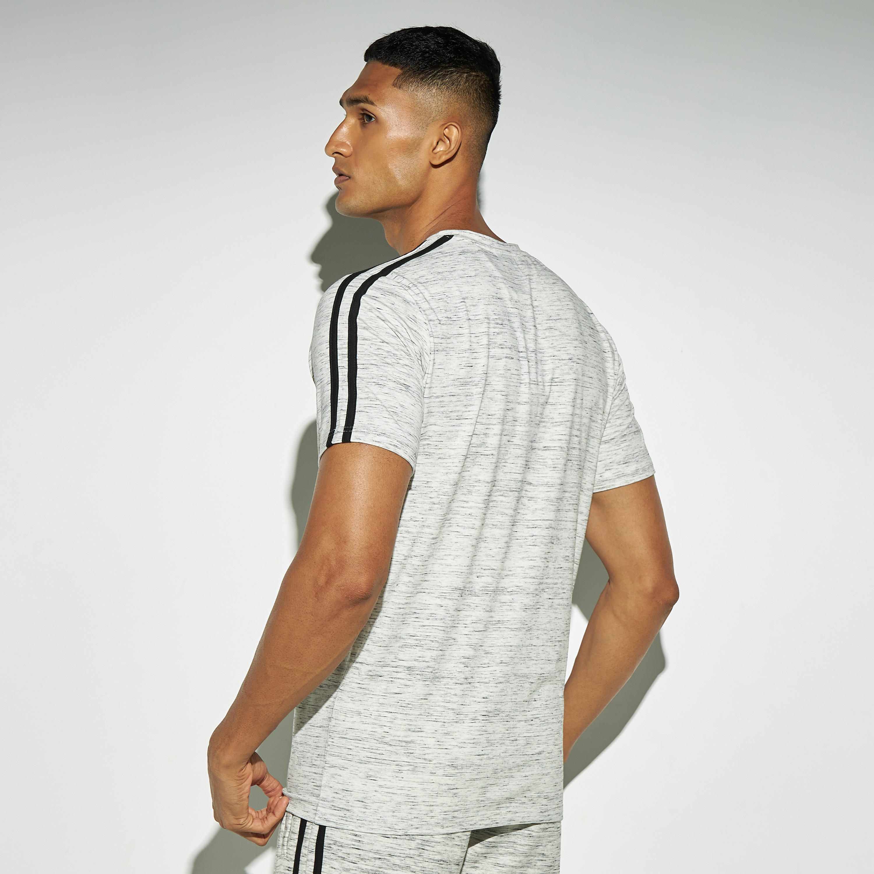 تيشيرت بيرفورمانس مقلّم بياقة ضيّقة وأكمام قصيرة-men-clothing-sportswearandactivewear-tshirtsandpolos-image-3