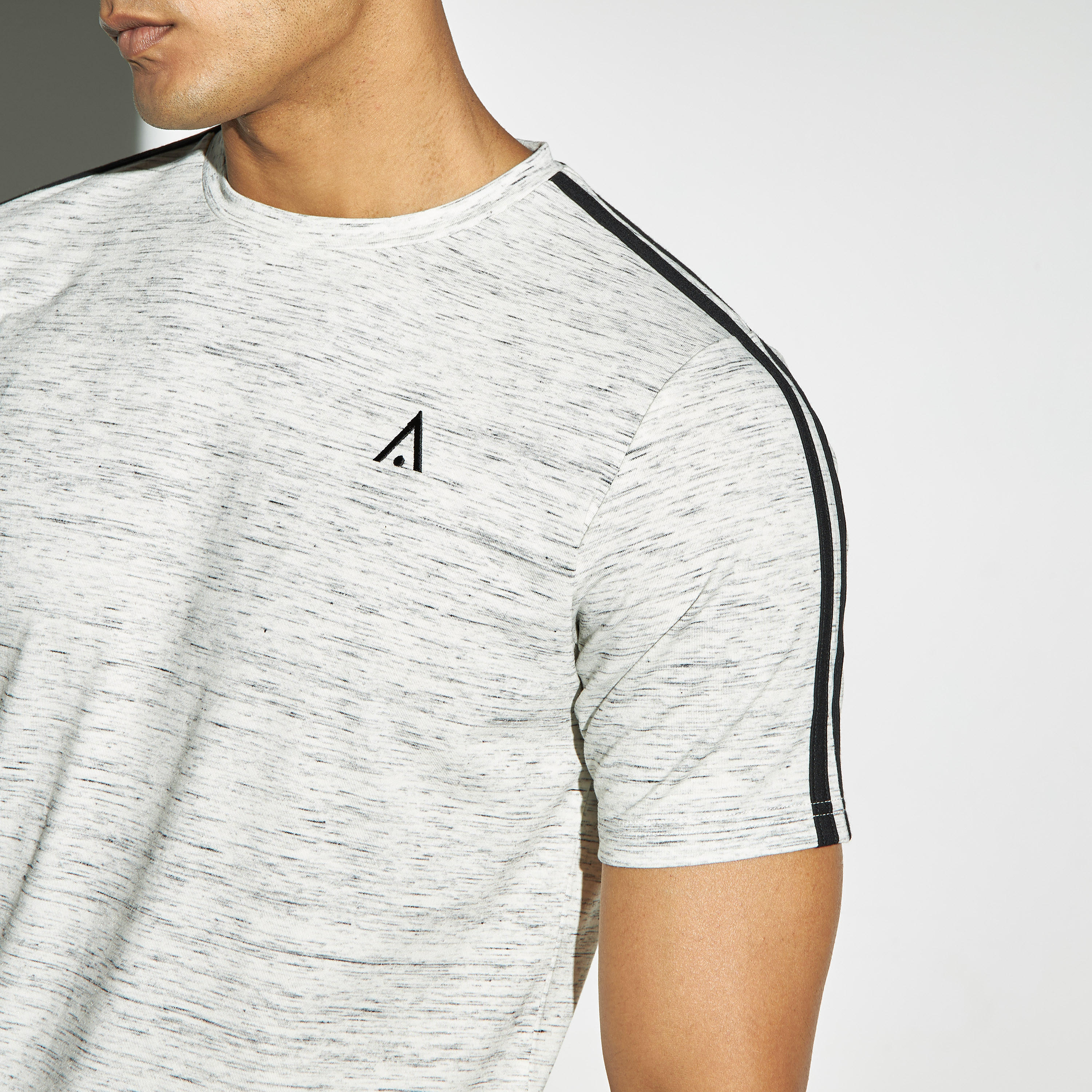 تيشيرت بيرفورمانس مقلّم بياقة ضيّقة وأكمام قصيرة-men-clothing-sportswearandactivewear-tshirtsandpolos-image-4