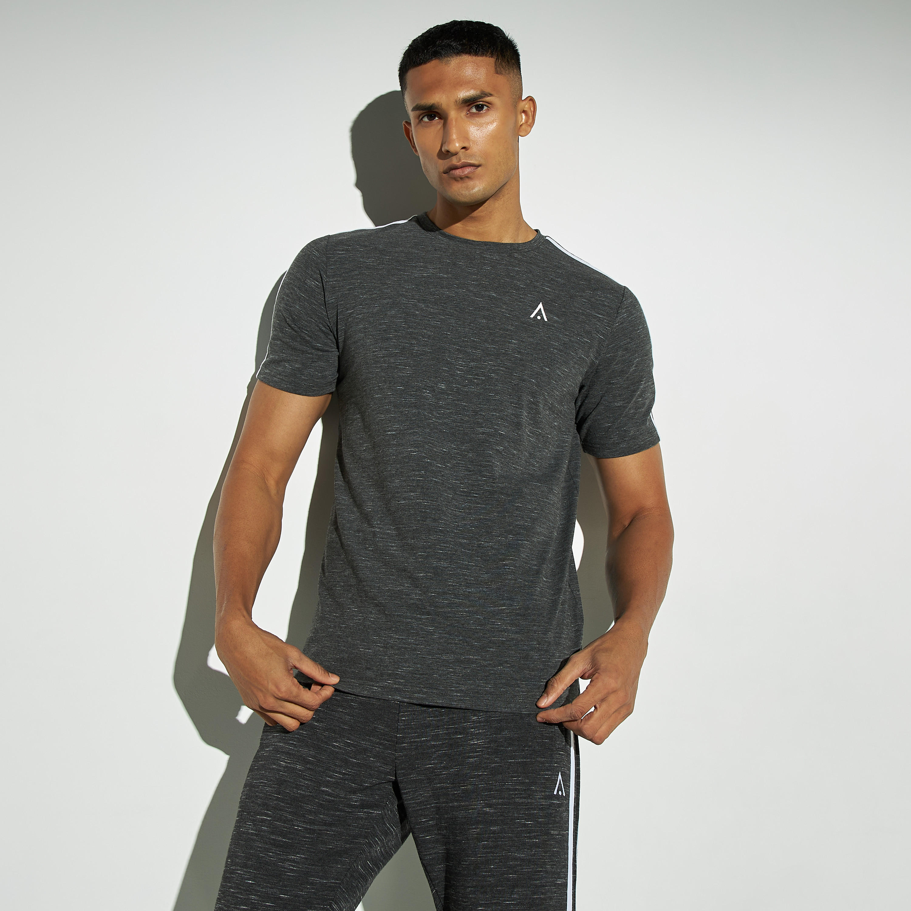 تيشيرت تدريب مقّلم بياقة ضيّقة وأكمام قصيرة-men-clothing-sportswearandactivewear-tshirtsandpolos-image-4