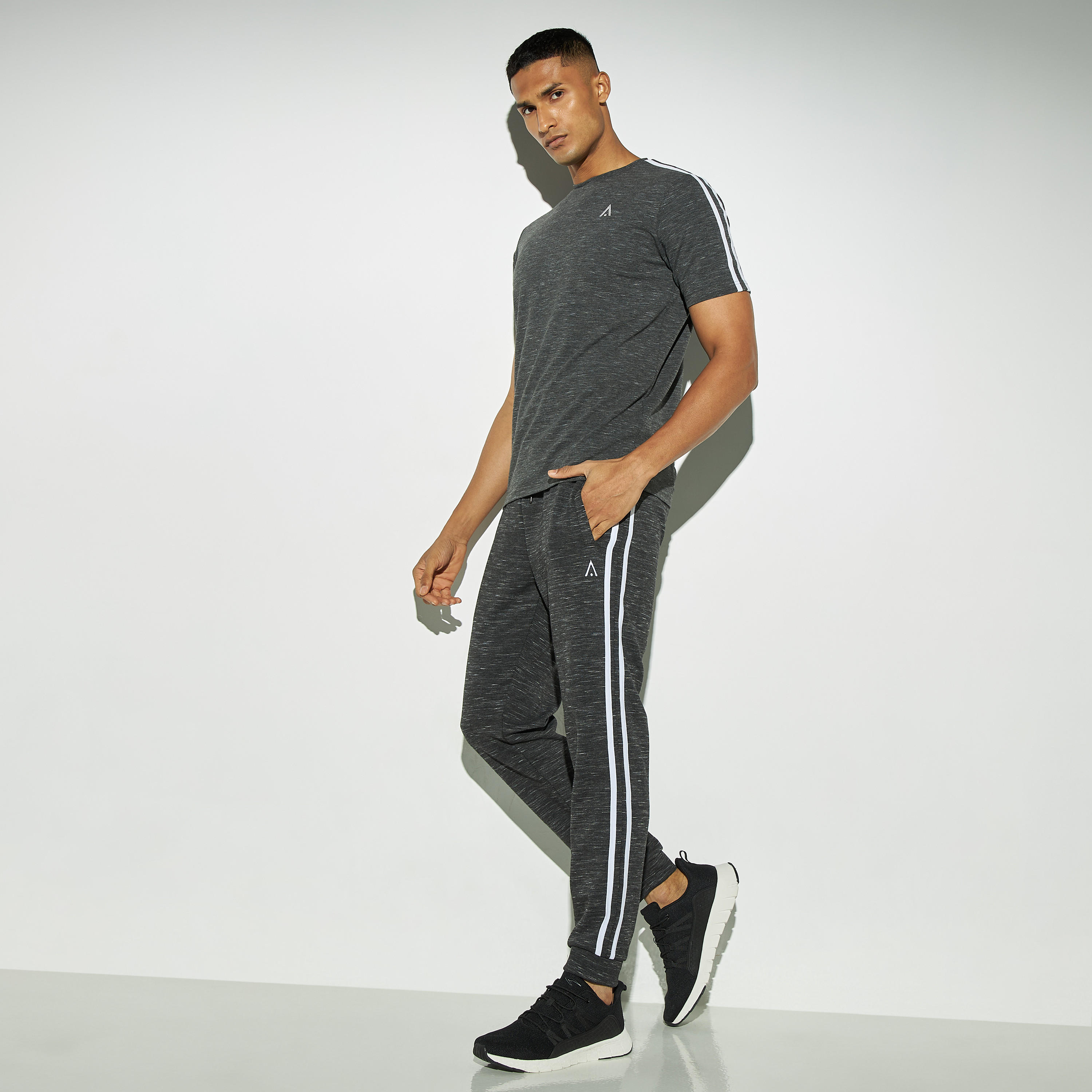 تيشيرت تدريب مقّلم بياقة ضيّقة وأكمام قصيرة-men-clothing-sportswearandactivewear-tshirtsandpolos-image-3