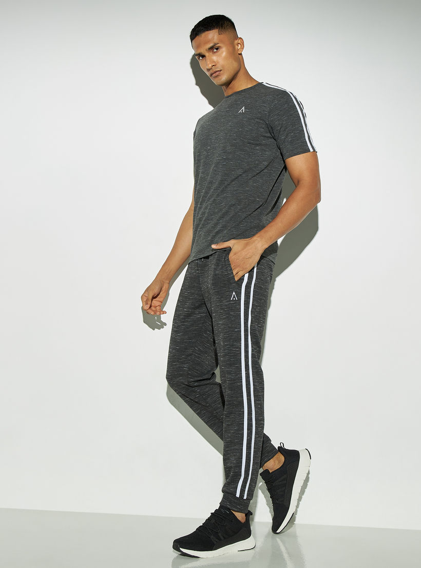 تيشيرت تدريب مقّلم بياقة ضيّقة وأكمام قصيرة-men-clothing-sportswearandactivewear-tshirtsandpolos-image-3