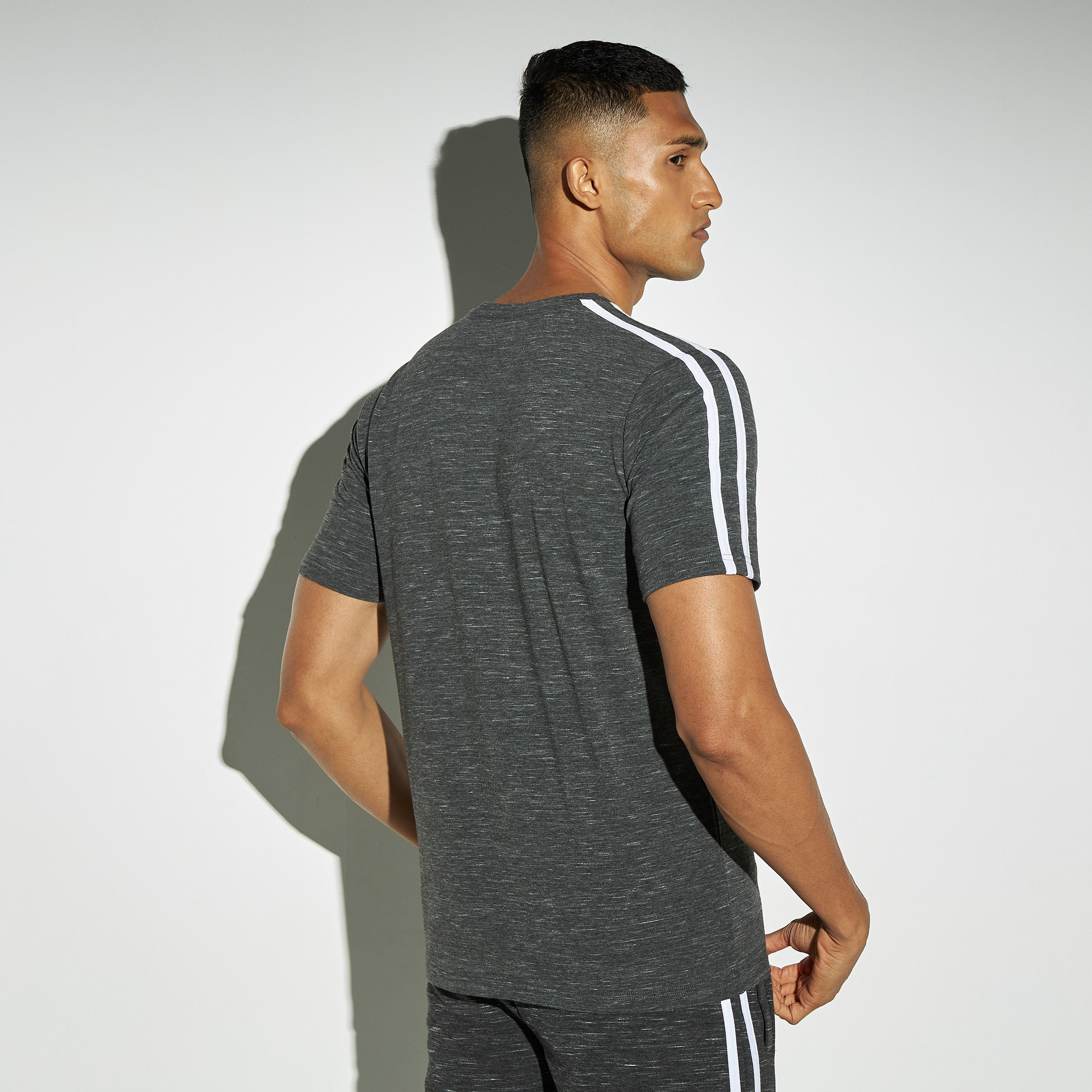 تيشيرت تدريب مقّلم بياقة ضيّقة وأكمام قصيرة-men-clothing-sportswearandactivewear-tshirtsandpolos-image-2
