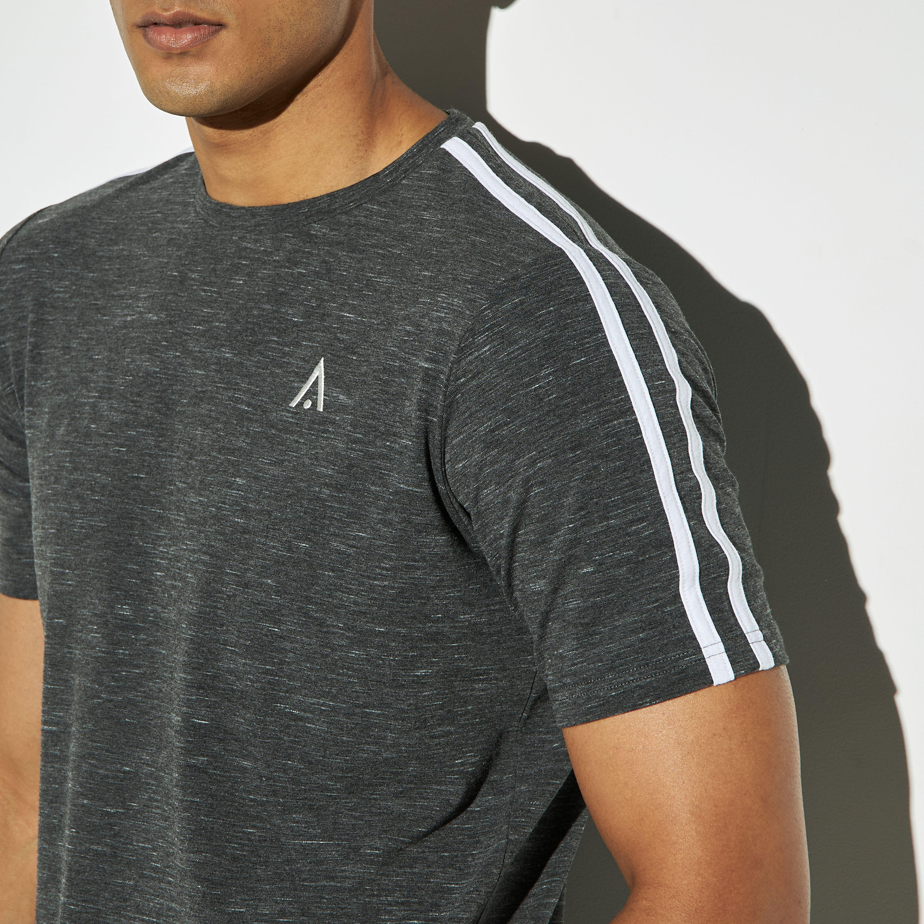 تيشيرت تدريب مقّلم بياقة ضيّقة وأكمام قصيرة-men-clothing-sportswearandactivewear-tshirtsandpolos-image-1