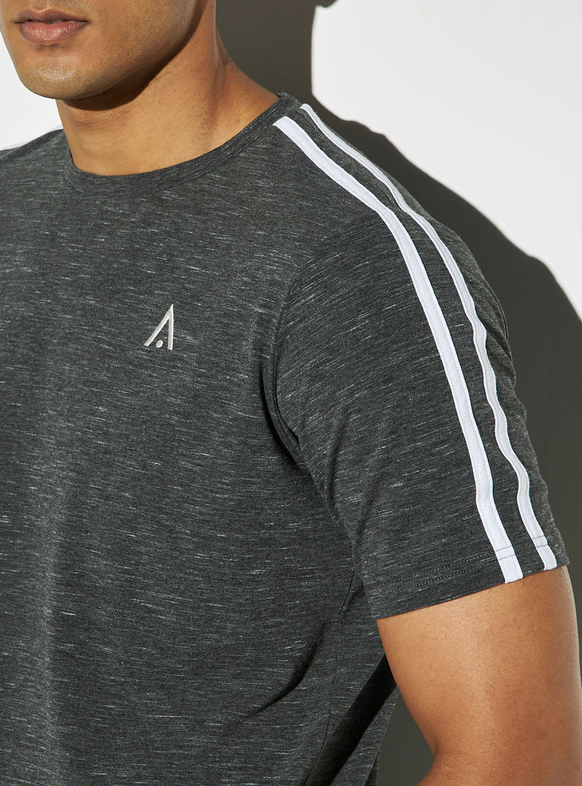 تيشيرت تدريب مقّلم بياقة ضيّقة وأكمام قصيرة-men-clothing-sportswearandactivewear-tshirtsandpolos-image-1