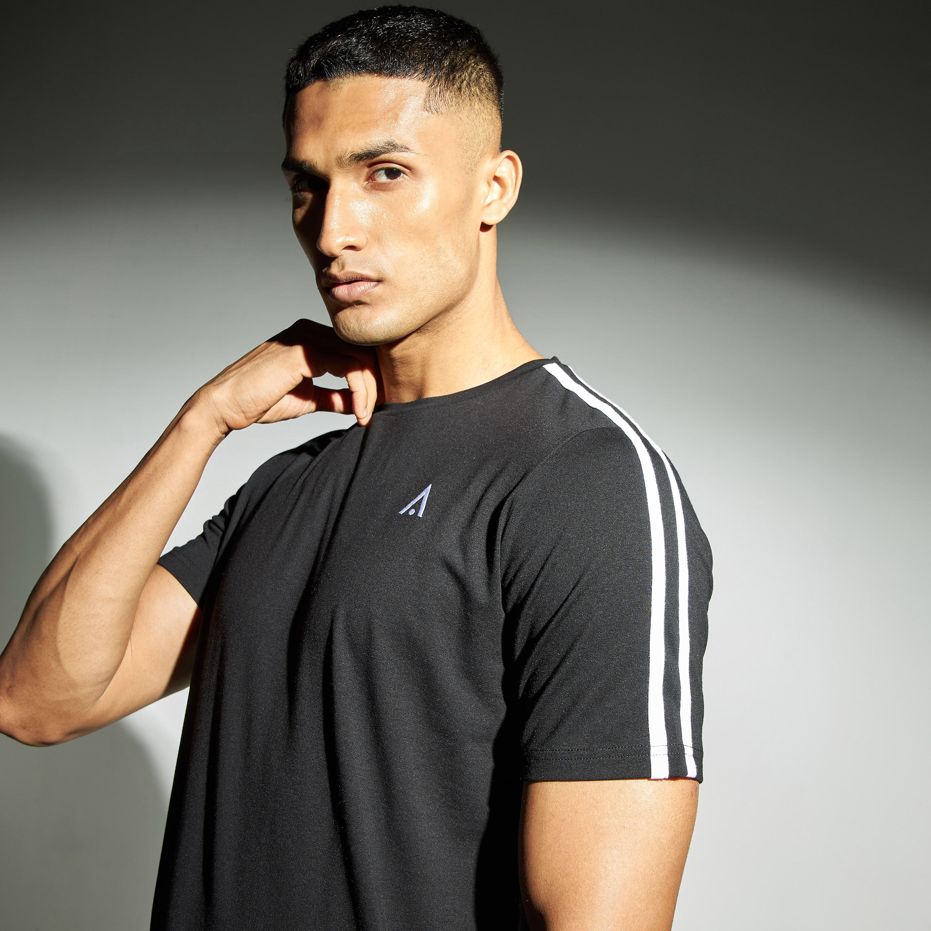 تيشيرت بيرفورمانس مقلّم بياقة ضيّقة وأكمام قصيرة-men-clothing-sportswearandactivewear-tshirtsandpolos-image-1