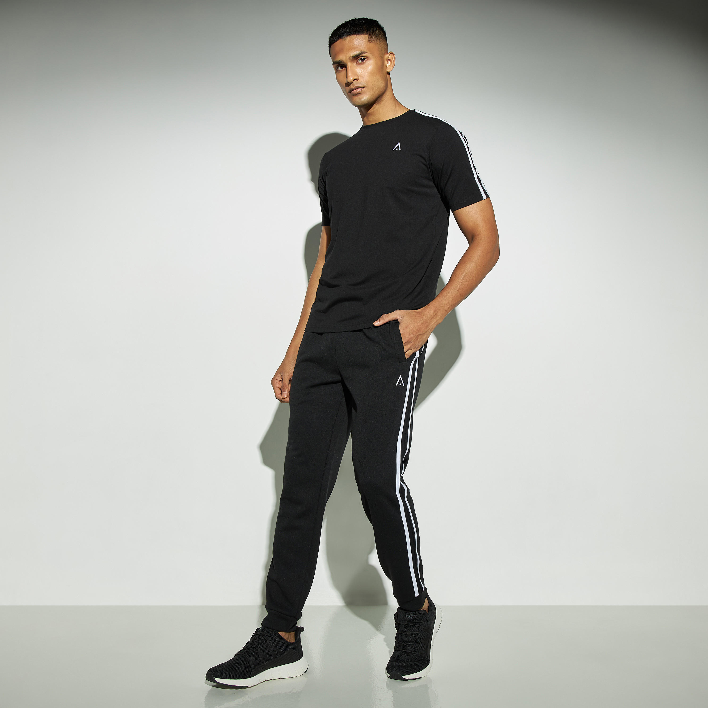 تيشيرت بيرفورمانس مقلّم بياقة ضيّقة وأكمام قصيرة-men-clothing-sportswearandactivewear-tshirtsandpolos-image-2
