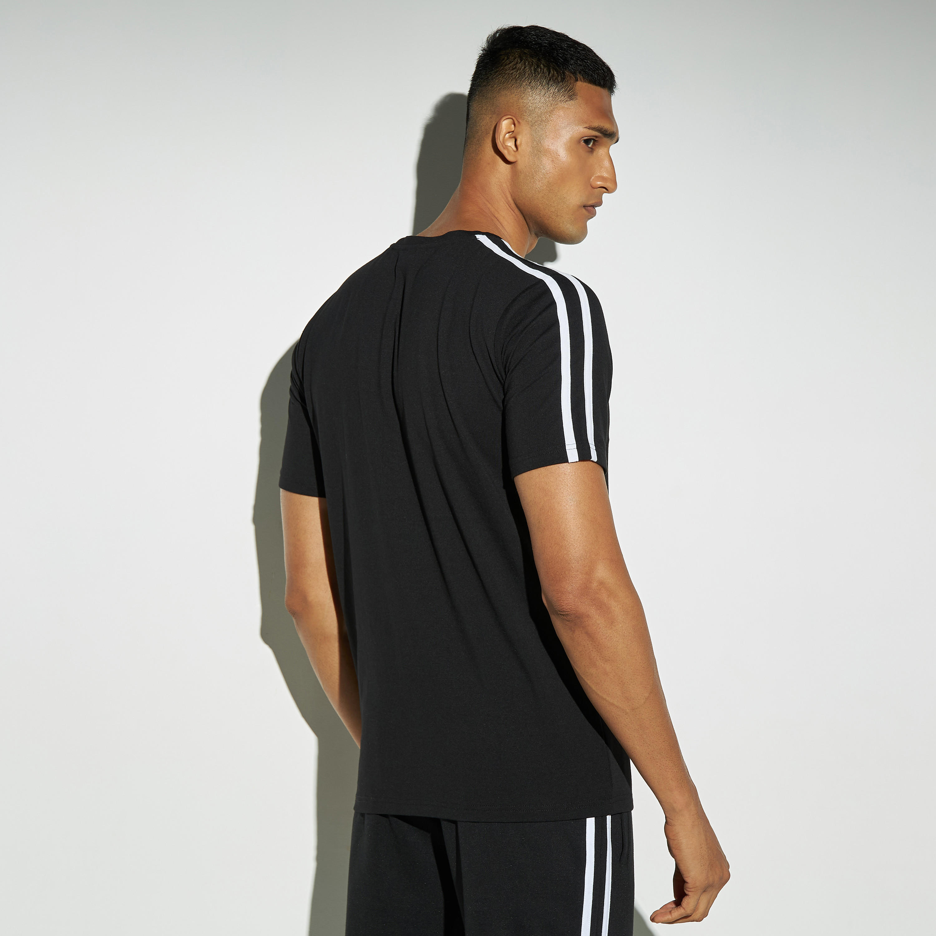 تيشيرت بيرفورمانس مقلّم بياقة ضيّقة وأكمام قصيرة-men-clothing-sportswearandactivewear-tshirtsandpolos-image-3