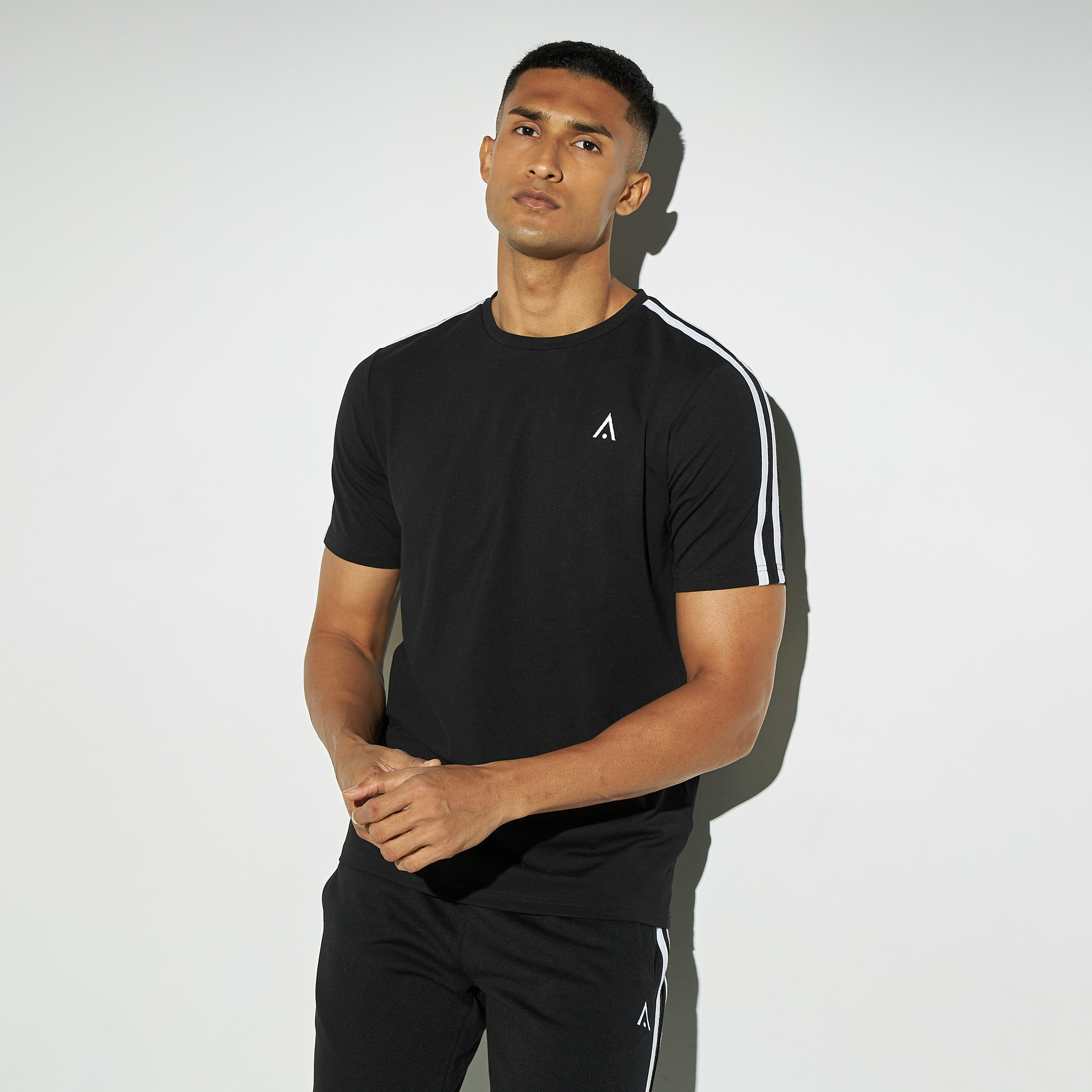 تيشيرت بيرفورمانس مقلّم بياقة ضيّقة وأكمام قصيرة-men-clothing-sportswearandactivewear-tshirtsandpolos-image-4