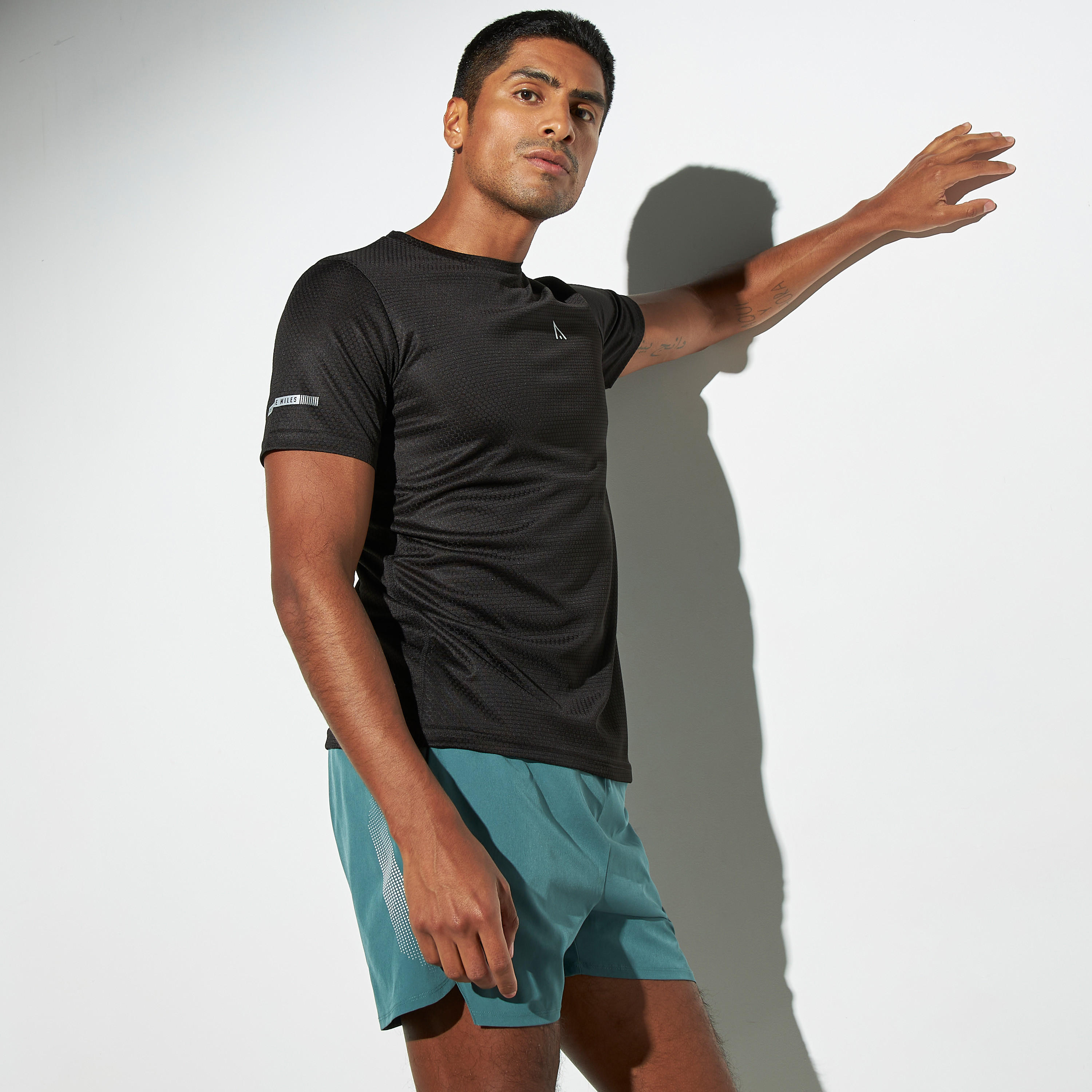 تيشيرت بيرفورمنس بياقة ضيقة وأكمام قصيرة وطبعات-men-clothing-sportswearandactivewear-tshirtsandpolos-image-1