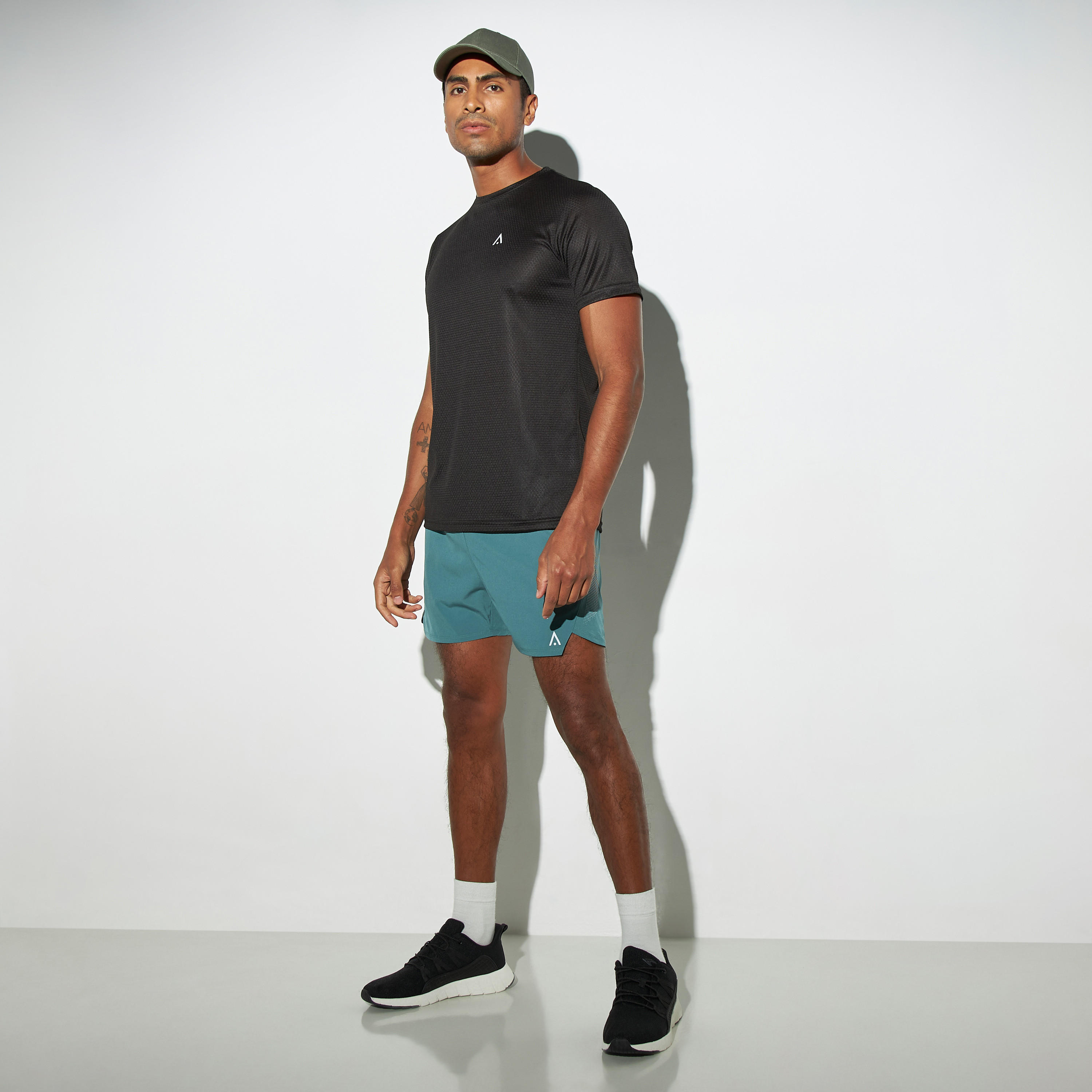 تيشيرت بيرفورمنس بياقة ضيقة وأكمام قصيرة وطبعات-men-clothing-sportswearandactivewear-tshirtsandpolos-image-2