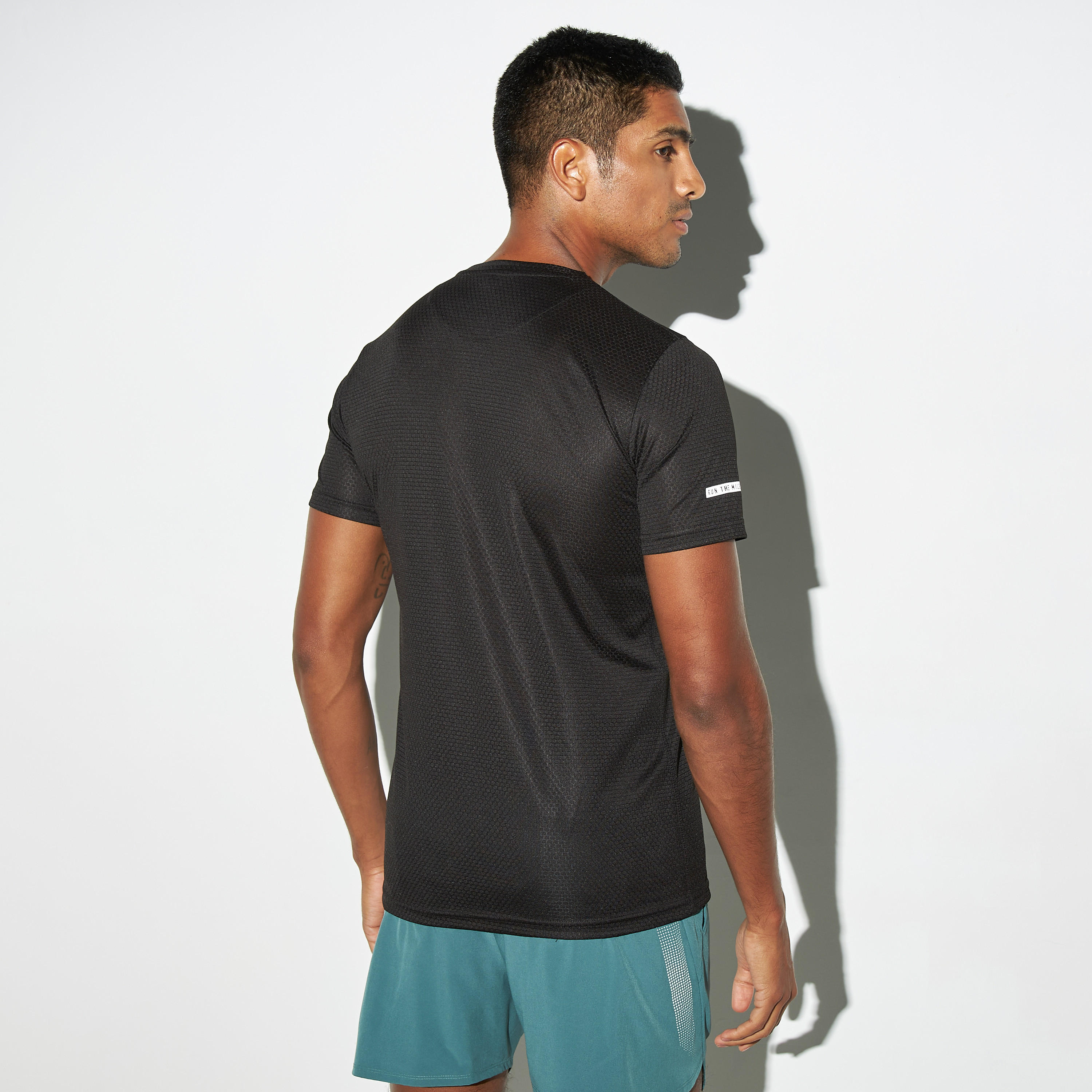 تيشيرت بيرفورمنس بياقة ضيقة وأكمام قصيرة وطبعات-men-clothing-sportswearandactivewear-tshirtsandpolos-image-3