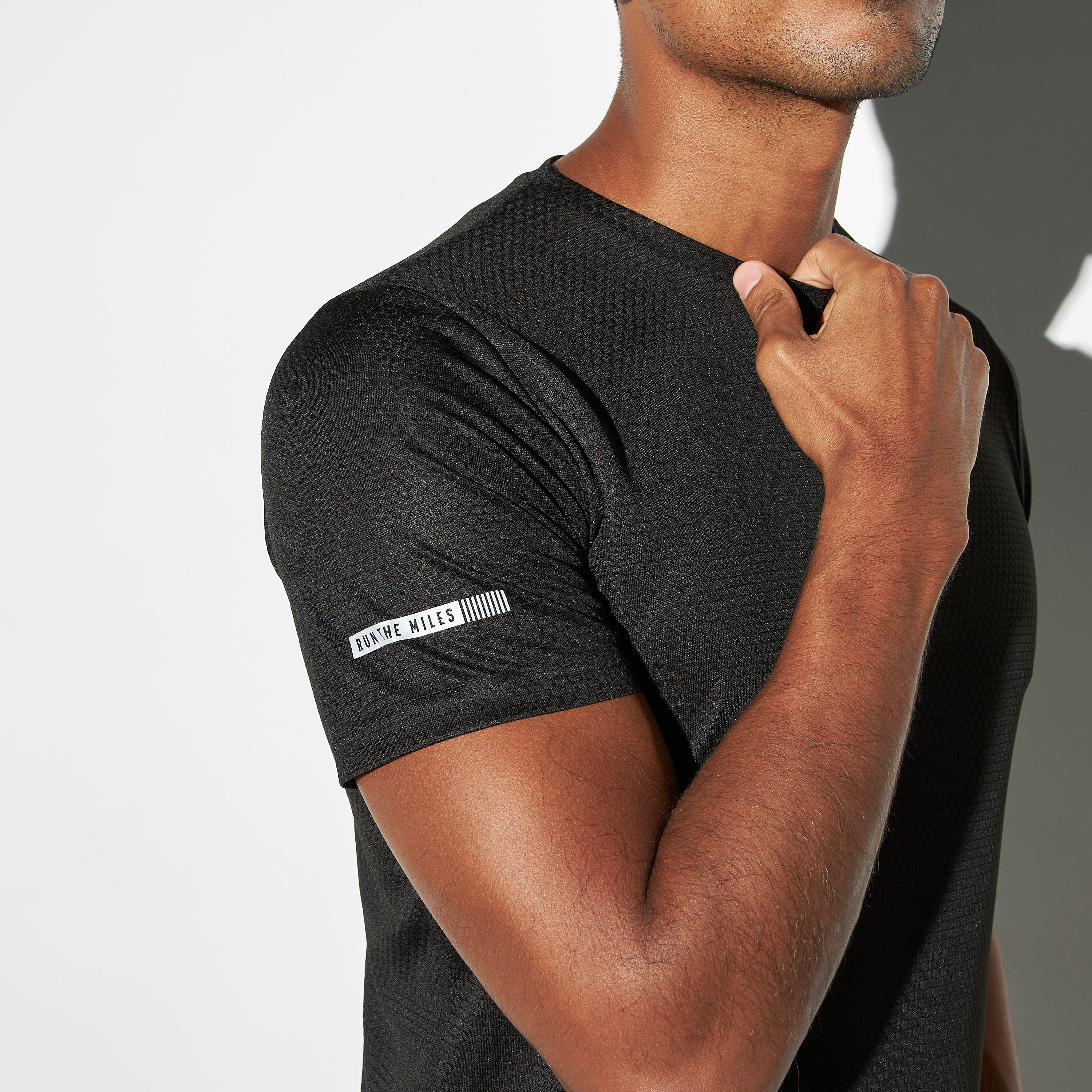 تيشيرت بيرفورمنس بياقة ضيقة وأكمام قصيرة وطبعات-men-clothing-sportswearandactivewear-tshirtsandpolos-image-4