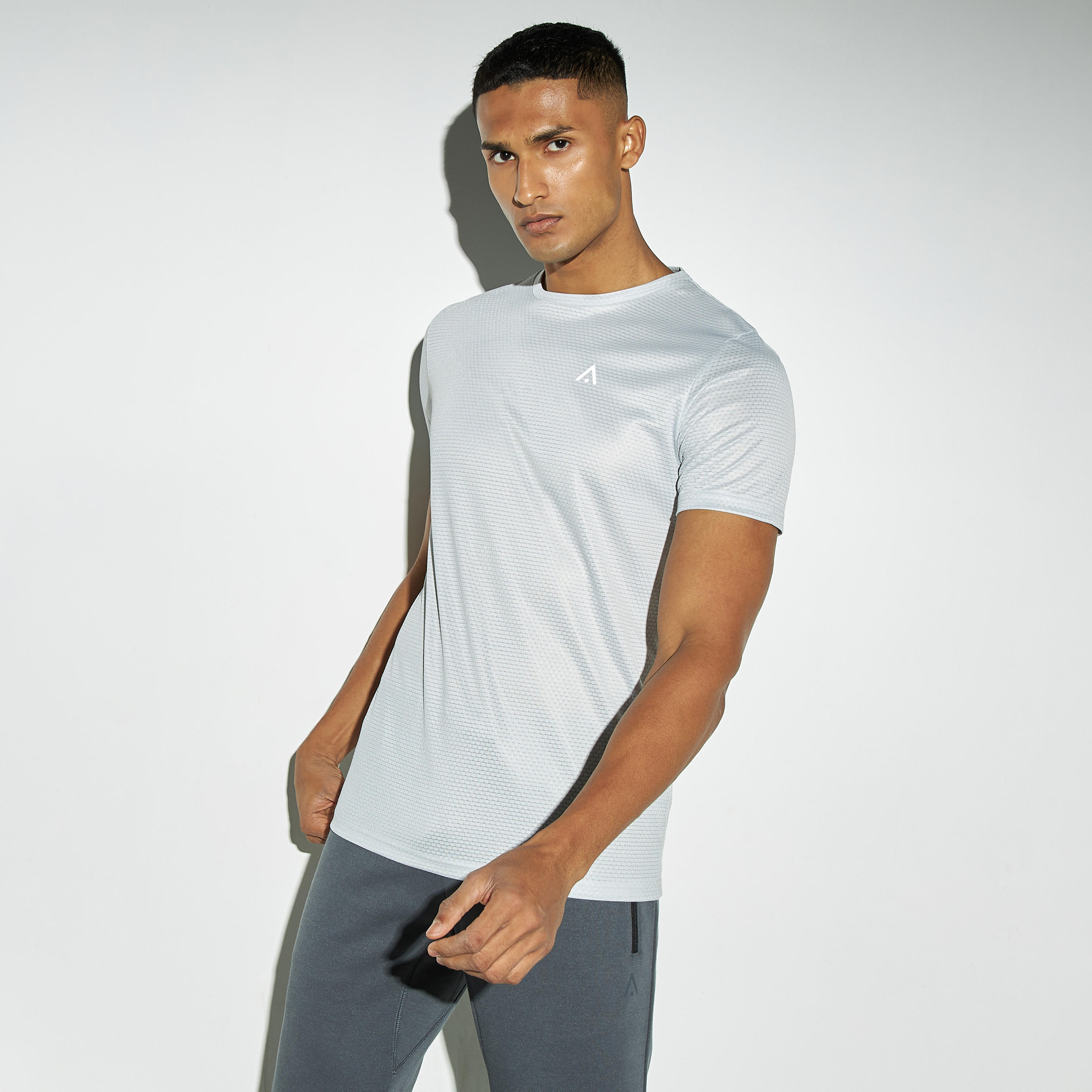 تيشيرت بيرفورمانس بارز الملمس بياقة ضيّقة وأكمام قصيرة-men-clothing-sportswearandactivewear-tshirtsandpolos-image-4