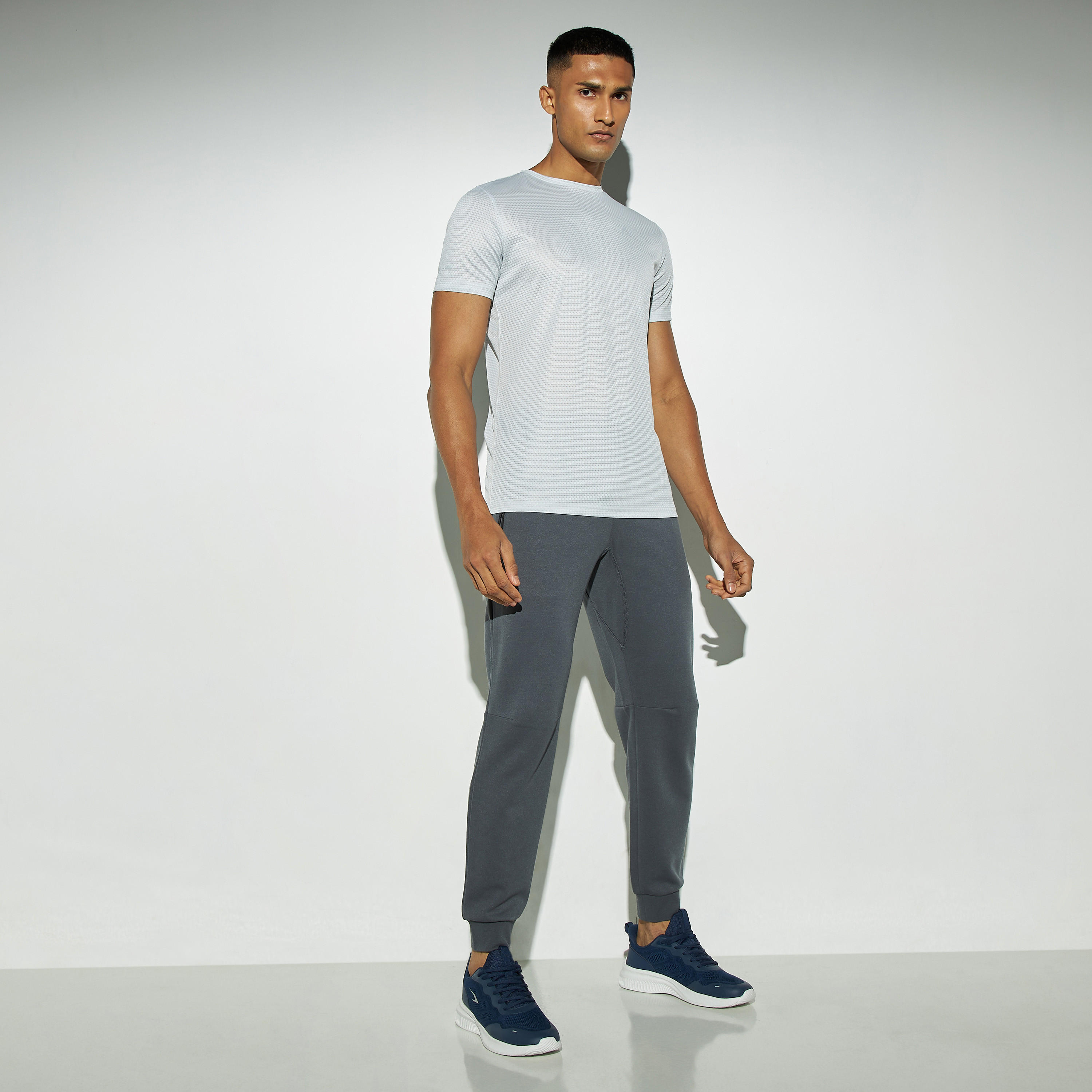 تيشيرت بيرفورمانس بارز الملمس بياقة ضيّقة وأكمام قصيرة-men-clothing-sportswearandactivewear-tshirtsandpolos-image-3