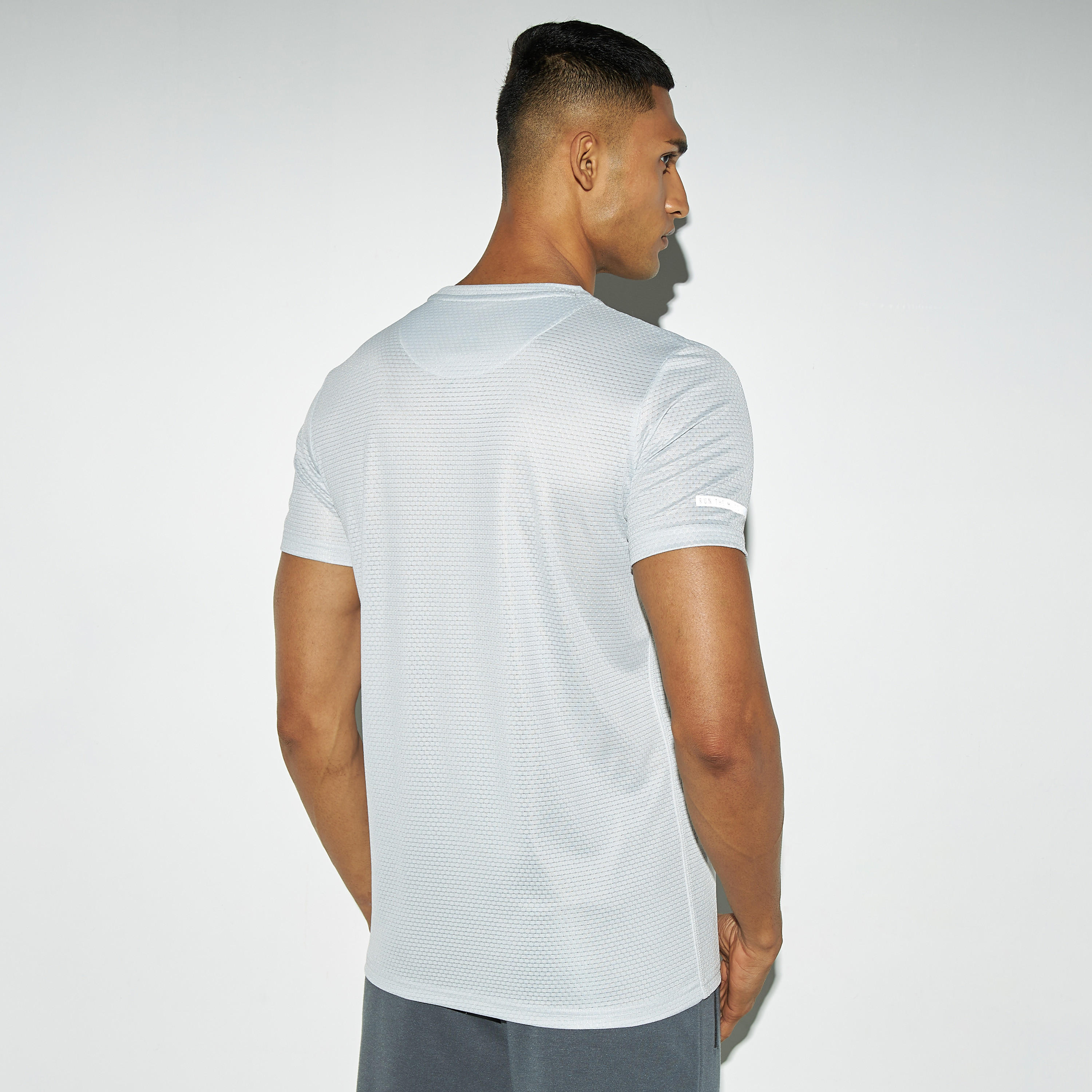 تيشيرت بيرفورمانس بارز الملمس بياقة ضيّقة وأكمام قصيرة-men-clothing-sportswearandactivewear-tshirtsandpolos-image-2