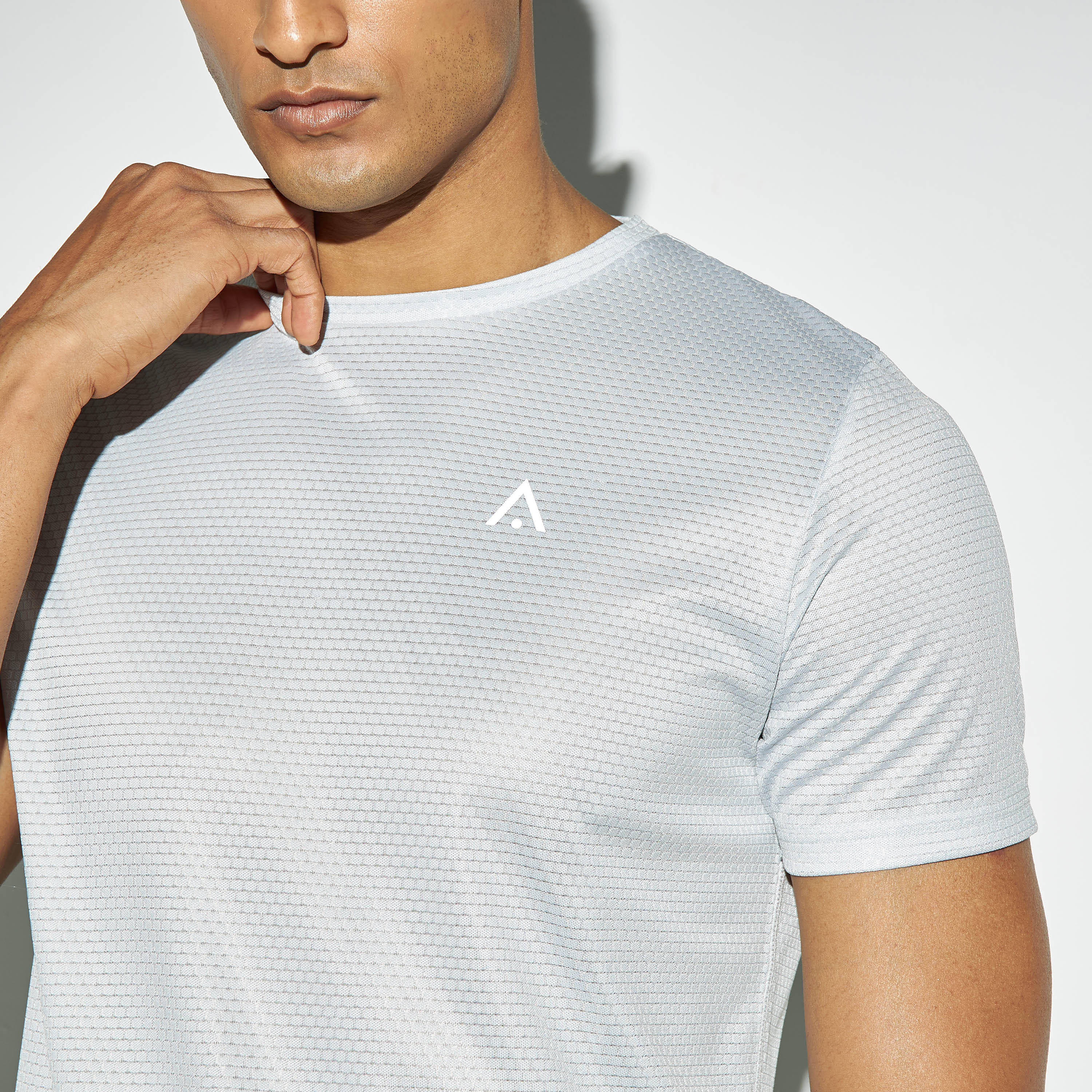 تيشيرت بيرفورمانس بارز الملمس بياقة ضيّقة وأكمام قصيرة-men-clothing-sportswearandactivewear-tshirtsandpolos-image-1