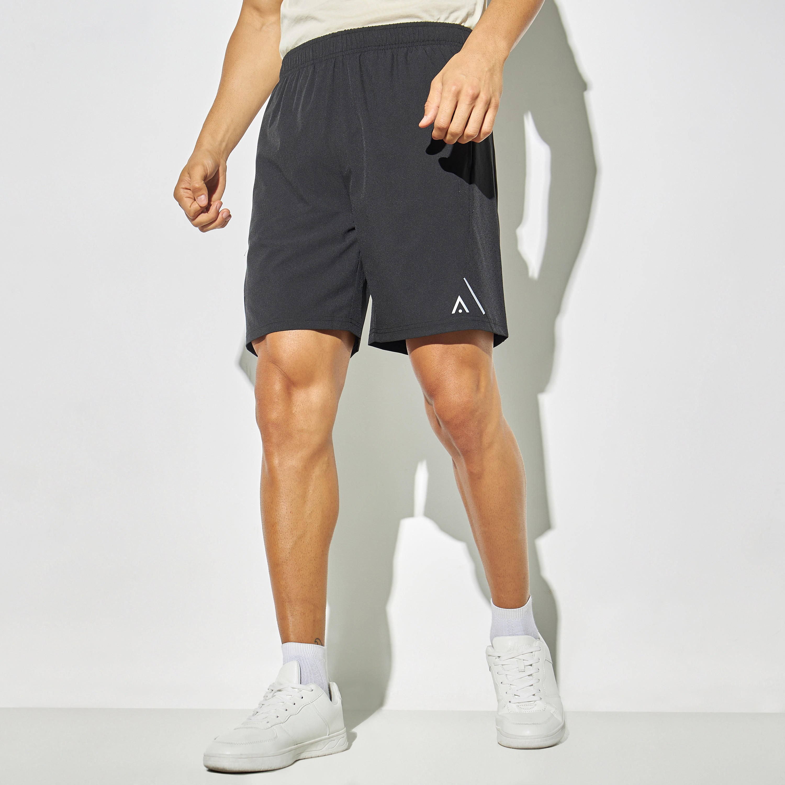 شورت تدريب بلوح مثقب وخصر مطاطي من كابا-men-clothing-sportswearandactivewear-bottoms-image-4