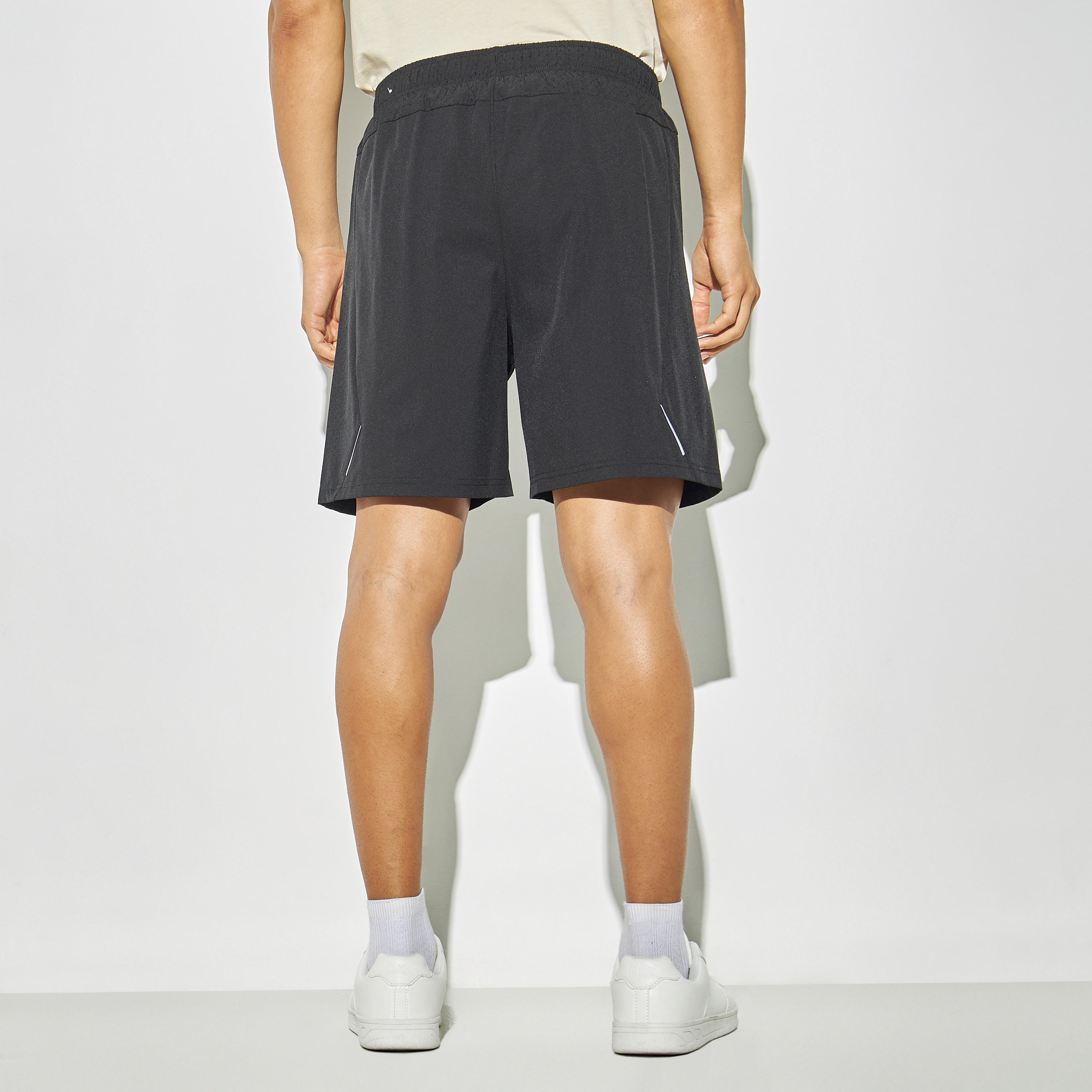 شورت تدريب بلوح مثقب وخصر مطاطي من كابا-men-clothing-sportswearandactivewear-bottoms-image-2