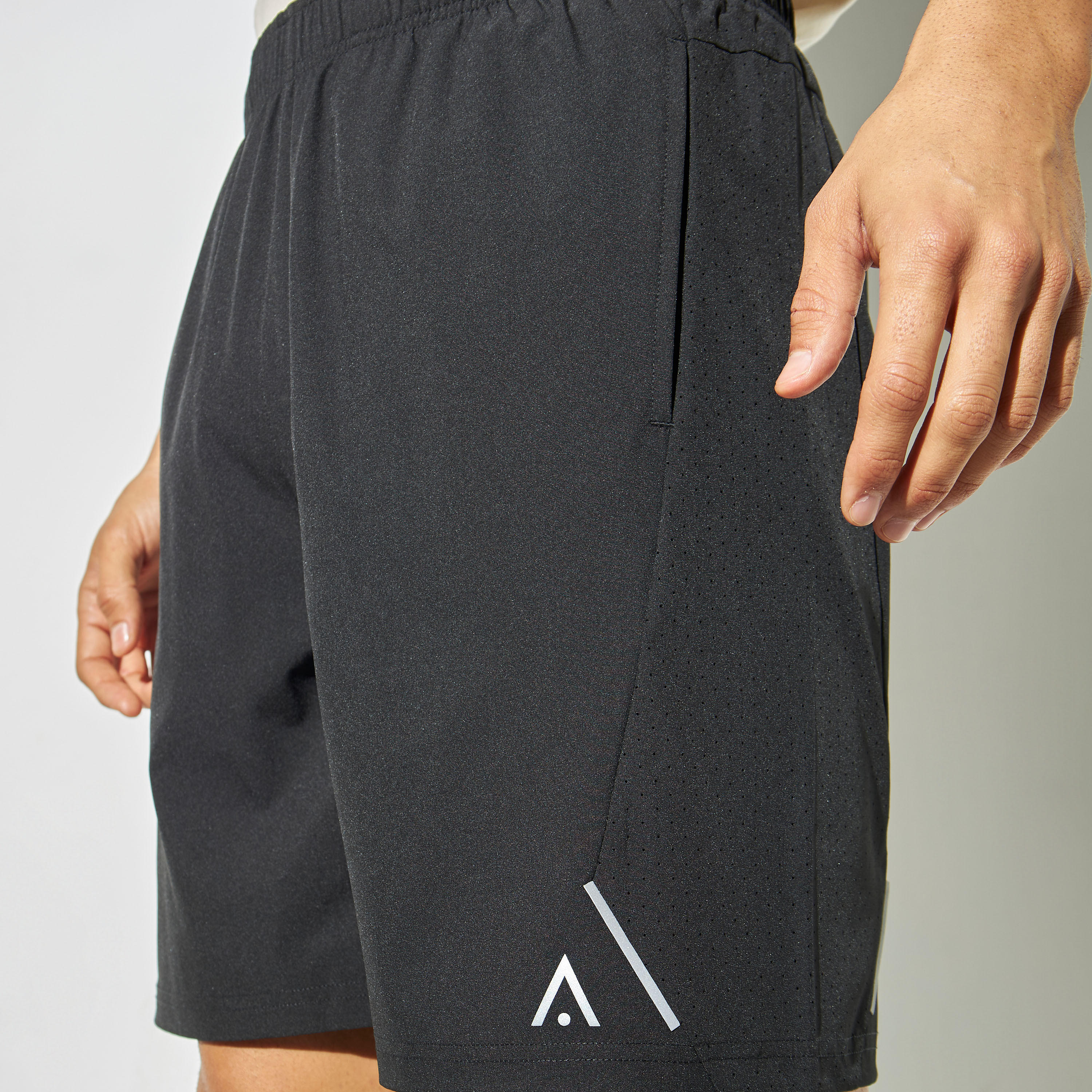 شورت تدريب بلوح مثقب وخصر مطاطي من كابا-men-clothing-sportswearandactivewear-bottoms-image-1