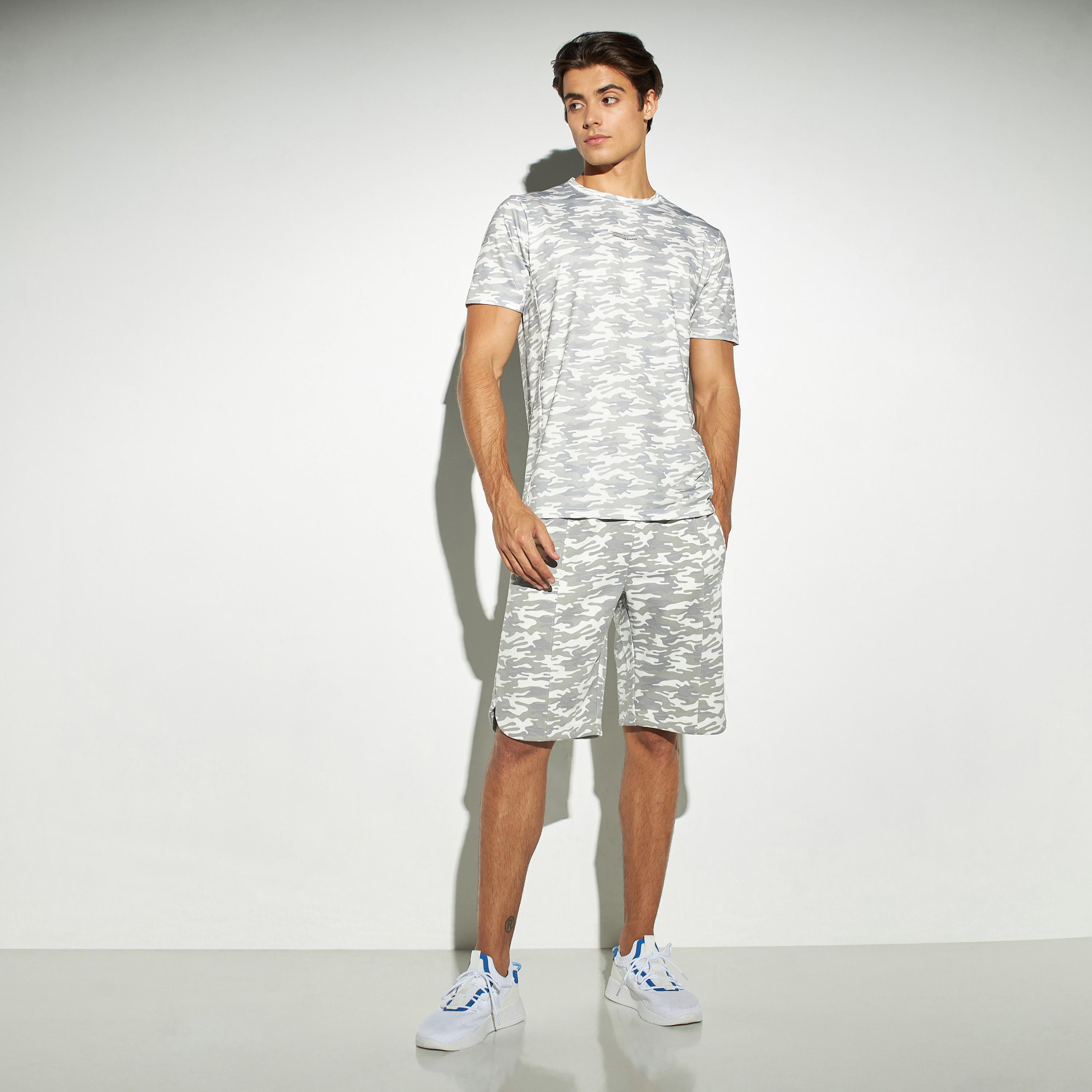 تيشيرت فضفاض بياقة ضيقة وأكمام قصيرة وطبعات شعار-men-clothing-sportswearandactivewear-tshirtsandpolos-image-2