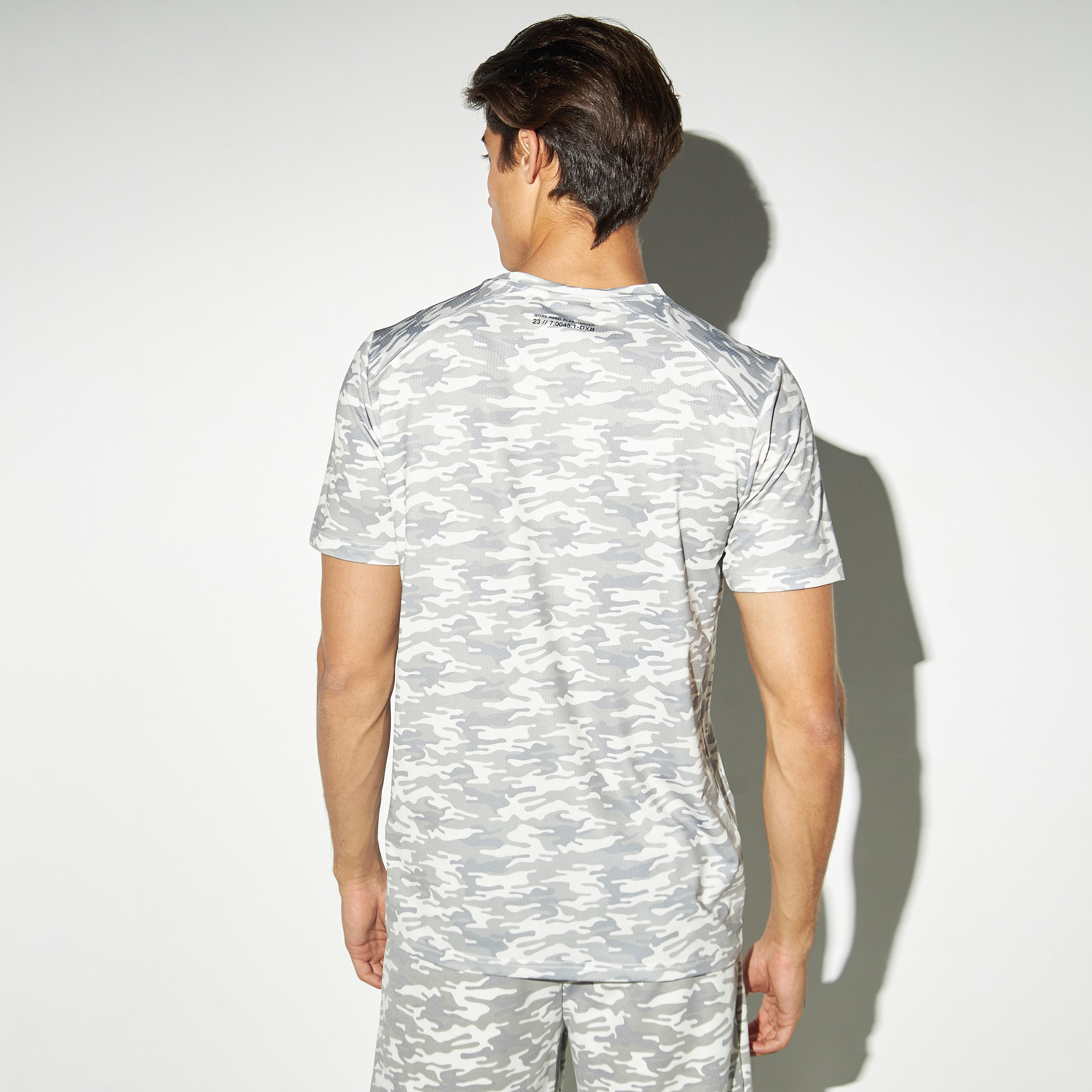 تيشيرت فضفاض بياقة ضيقة وأكمام قصيرة وطبعات شعار-men-clothing-sportswearandactivewear-tshirtsandpolos-image-3