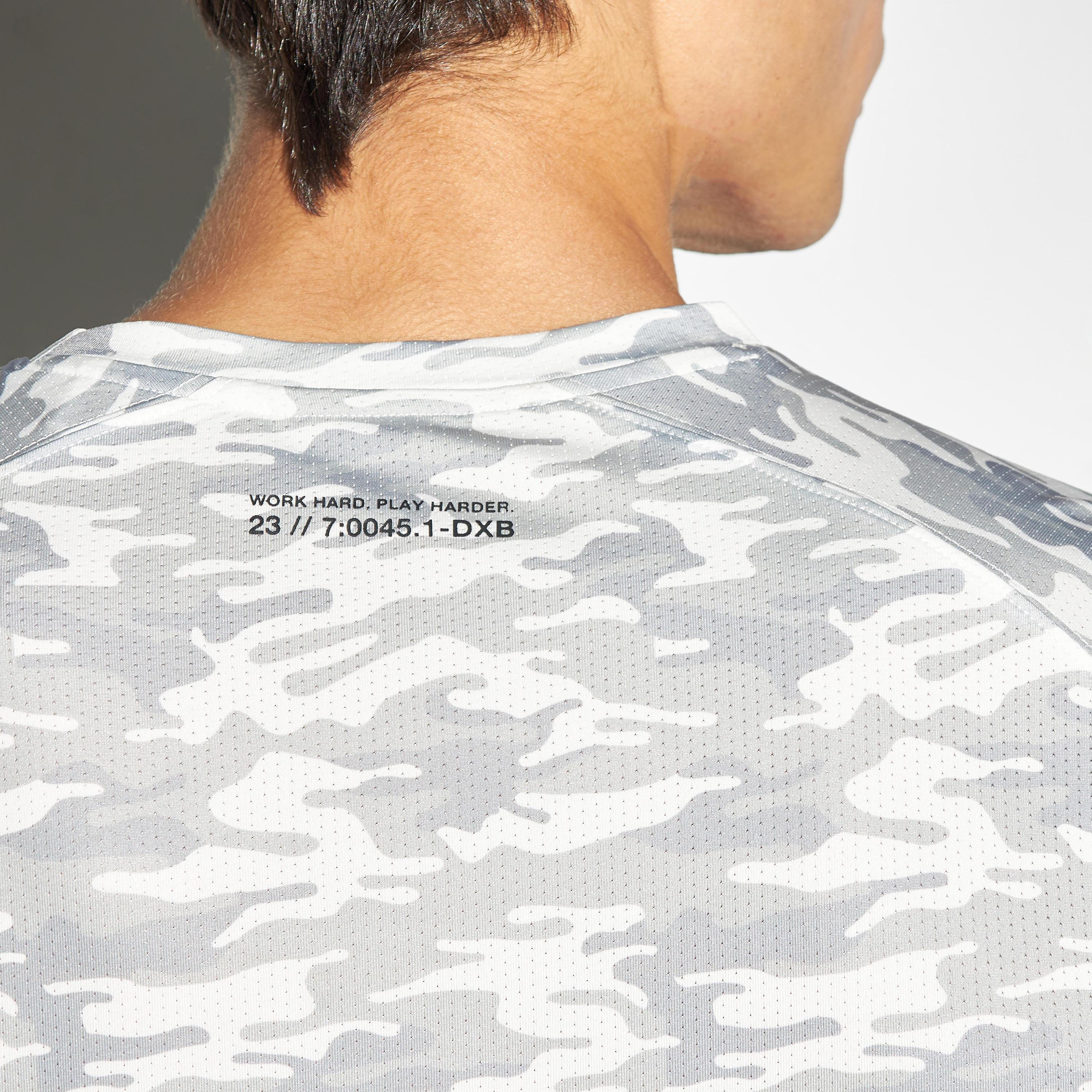 تيشيرت فضفاض بياقة ضيقة وأكمام قصيرة وطبعات شعار-men-clothing-sportswearandactivewear-tshirtsandpolos-image-4