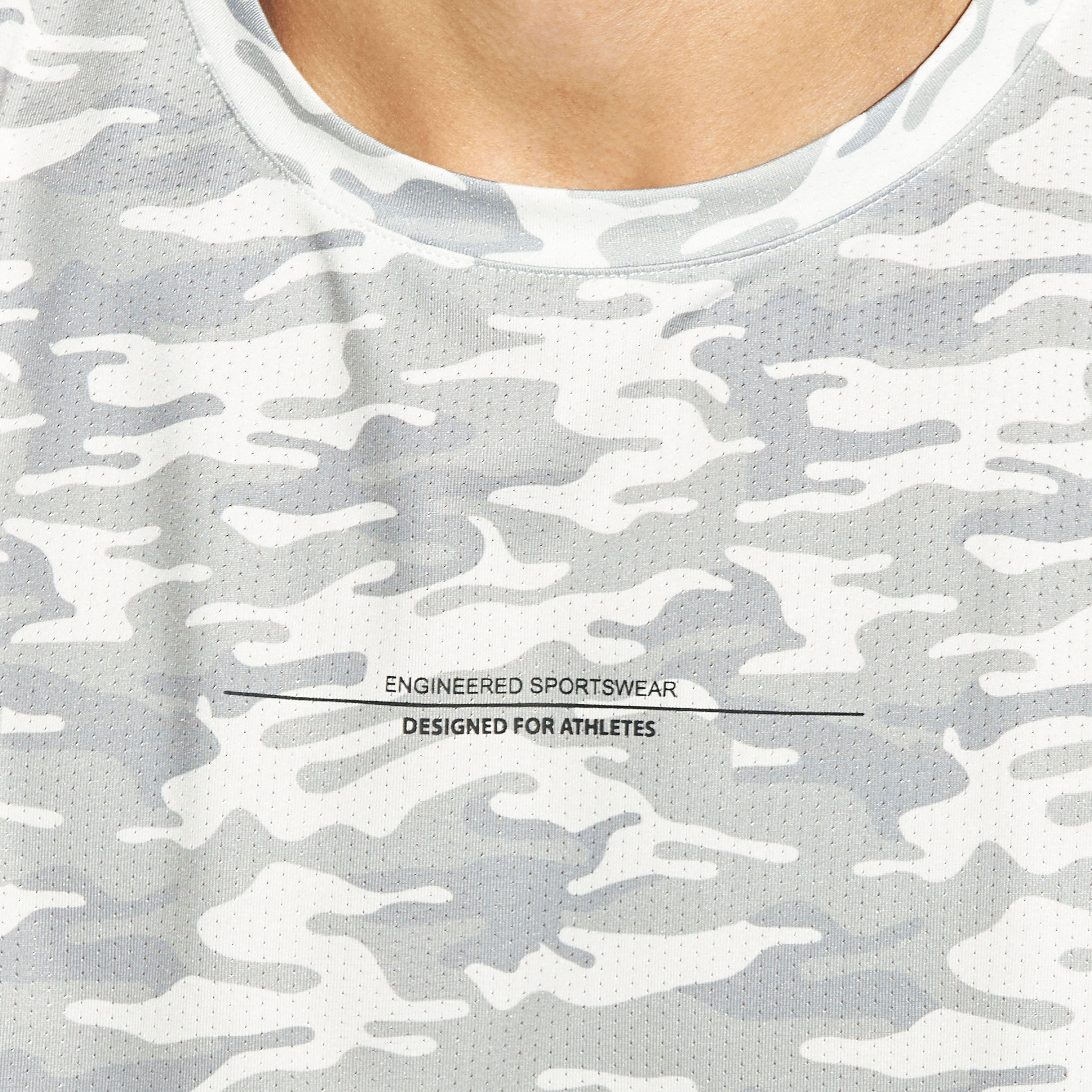 تيشيرت فضفاض بياقة ضيقة وأكمام قصيرة وطبعات شعار-men-clothing-sportswearandactivewear-tshirtsandpolos-image-5