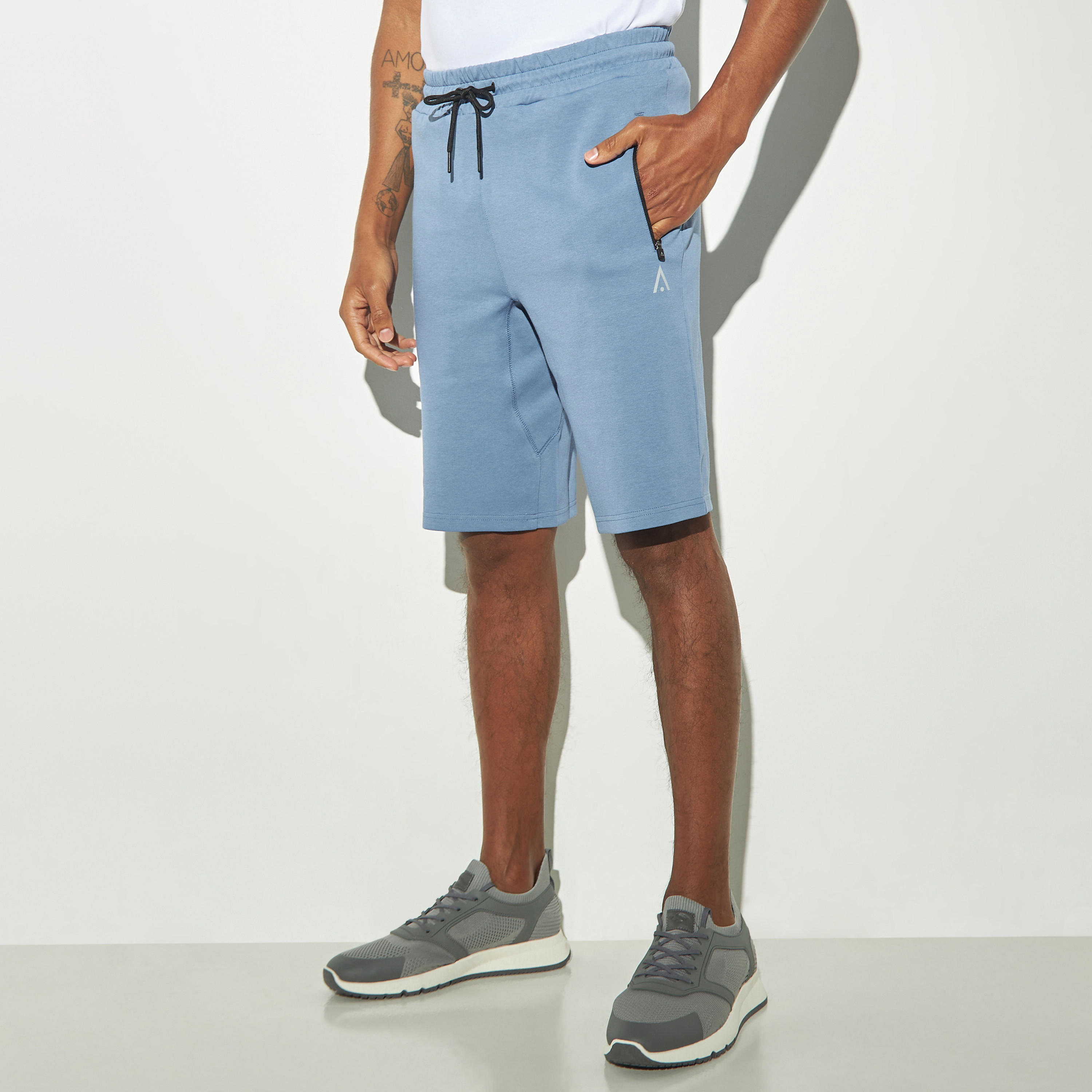 شورت سادة برباط إغلاق وجيوب بسحّاب-men-clothing-sportswearandactivewear-bottoms-image-4