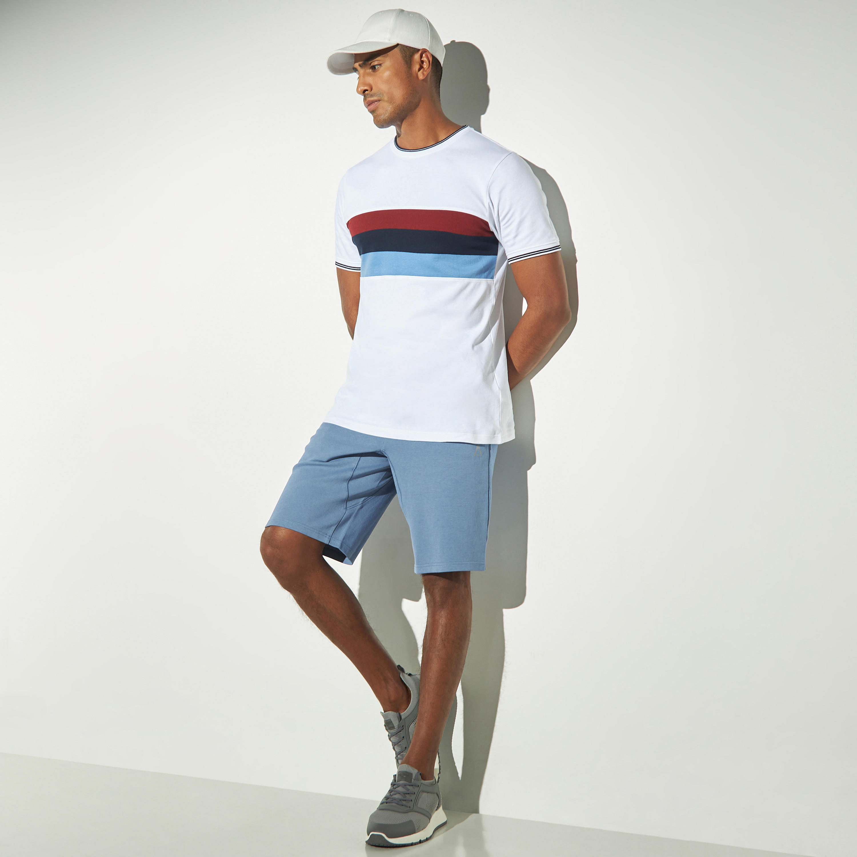 شورت سادة برباط إغلاق وجيوب بسحّاب-men-clothing-sportswearandactivewear-bottoms-image-3
