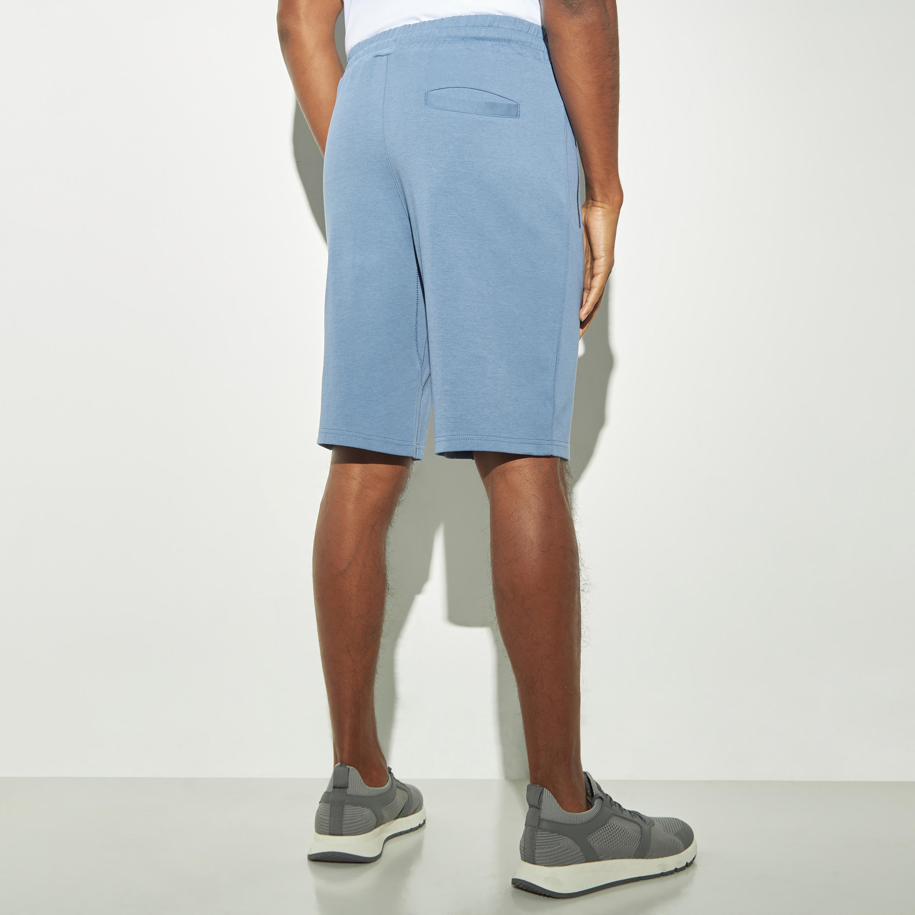 شورت سادة برباط إغلاق وجيوب بسحّاب-men-clothing-sportswearandactivewear-bottoms-image-2