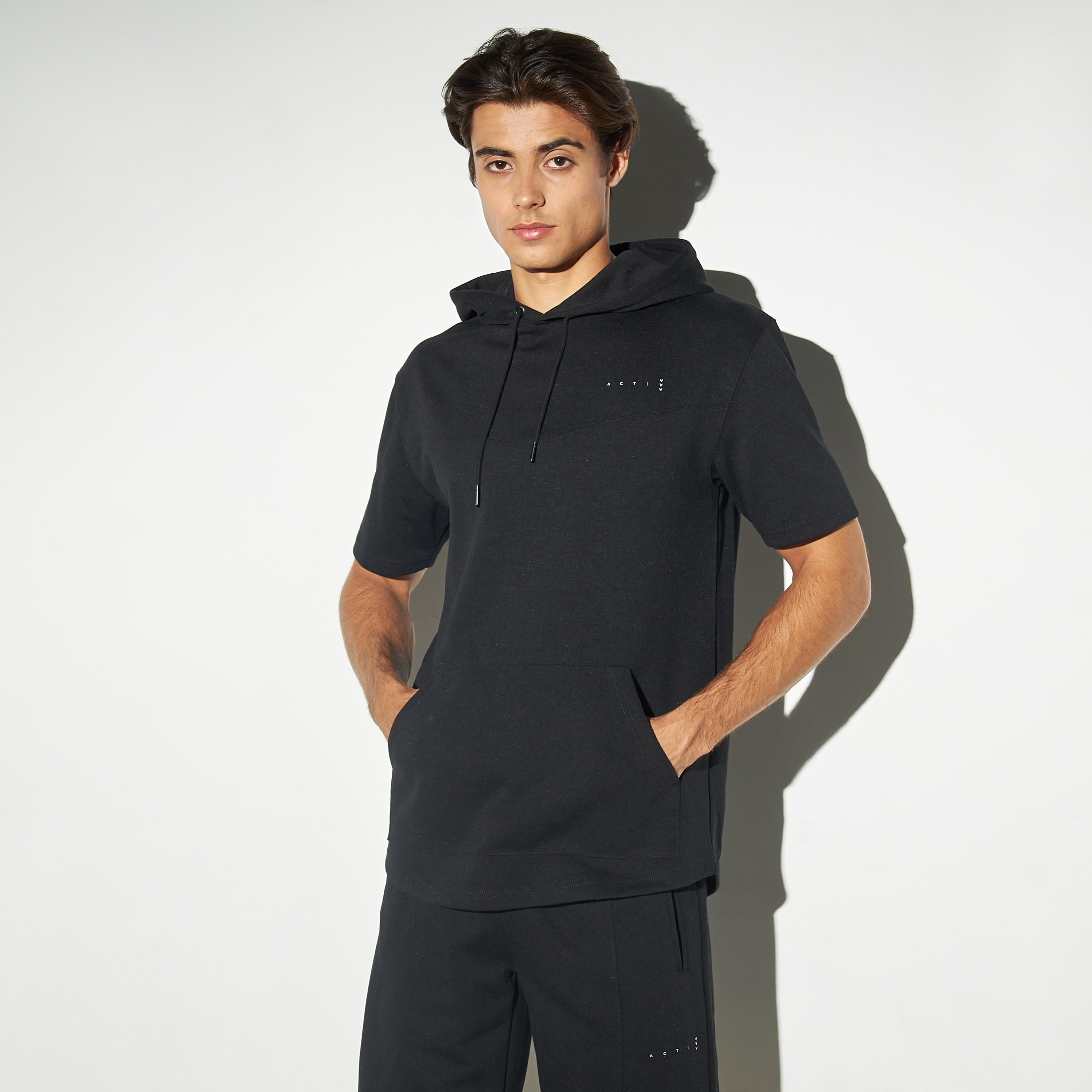 هودي سادة بأكمام قضيرة وجيب كنغر-men-winterwear-hoodiesandsweatshirts-image-5