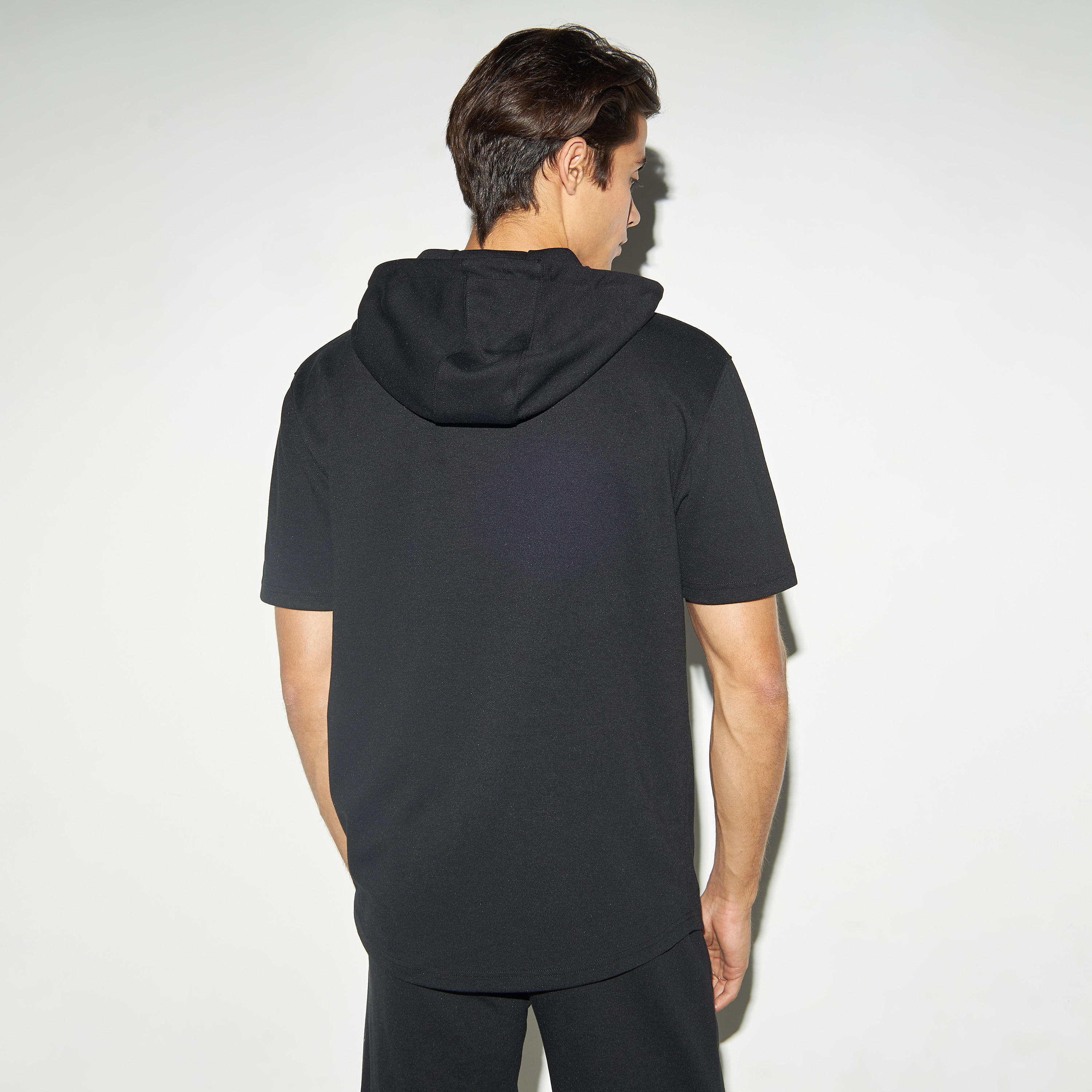 هودي سادة بأكمام قضيرة وجيب كنغر-men-winterwear-hoodiesandsweatshirts-image-3