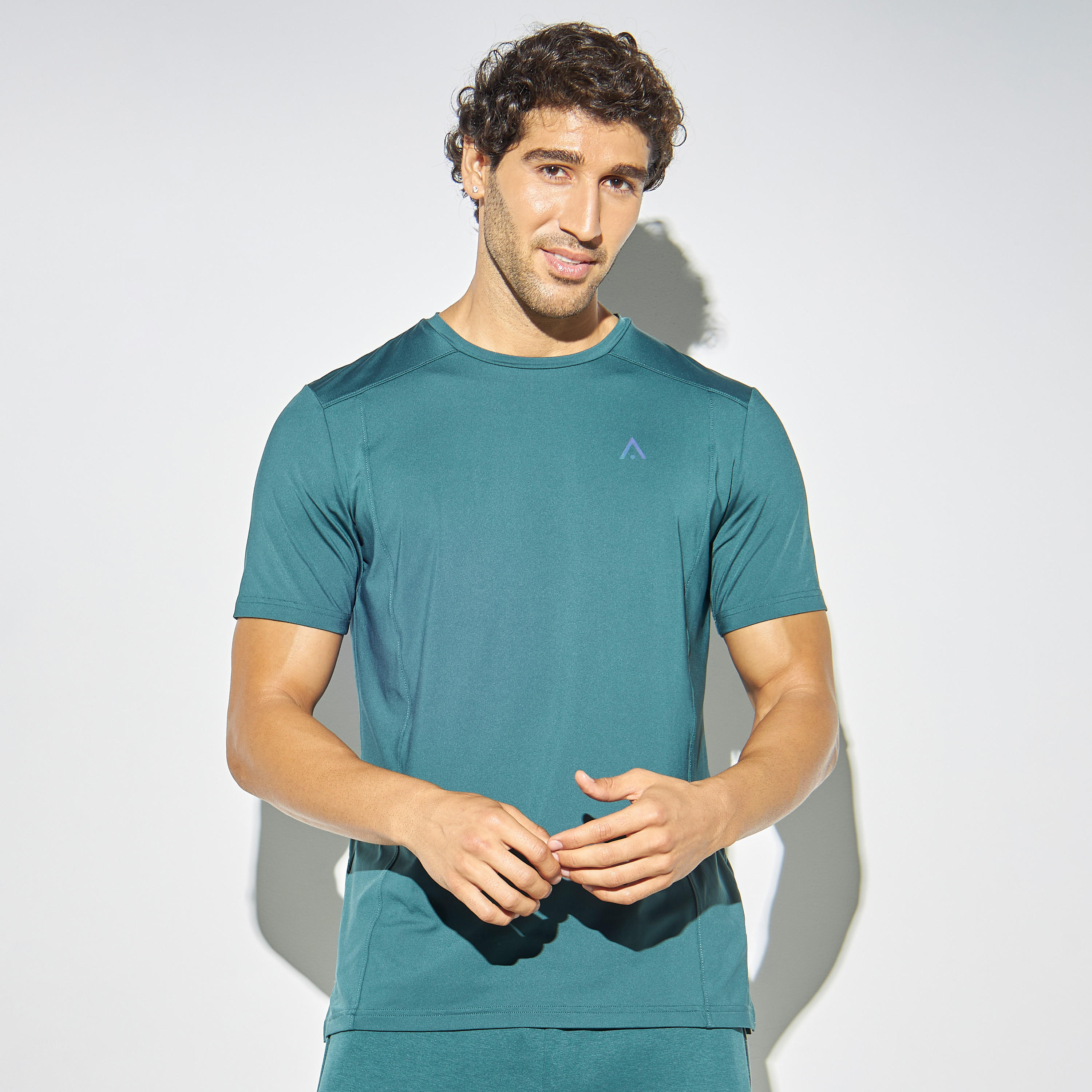 تيشيرت بتفاصيل مثقّبة وياقة ضيّقة وأكمام قصيرة-men-clothing-sportswearandactivewear-tshirtsandpolos-image-1