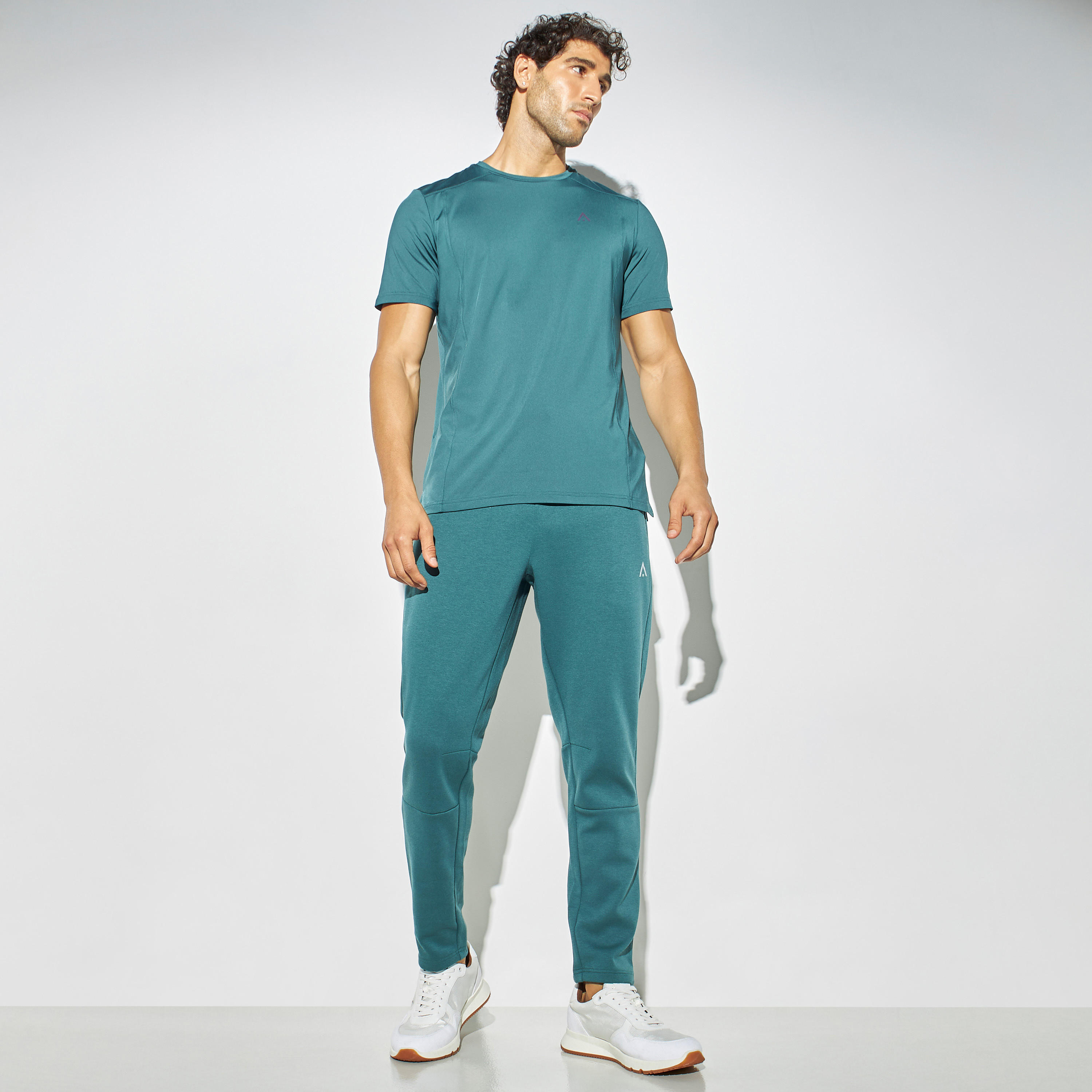 تيشيرت بتفاصيل مثقّبة وياقة ضيّقة وأكمام قصيرة-men-clothing-sportswearandactivewear-tshirtsandpolos-image-2