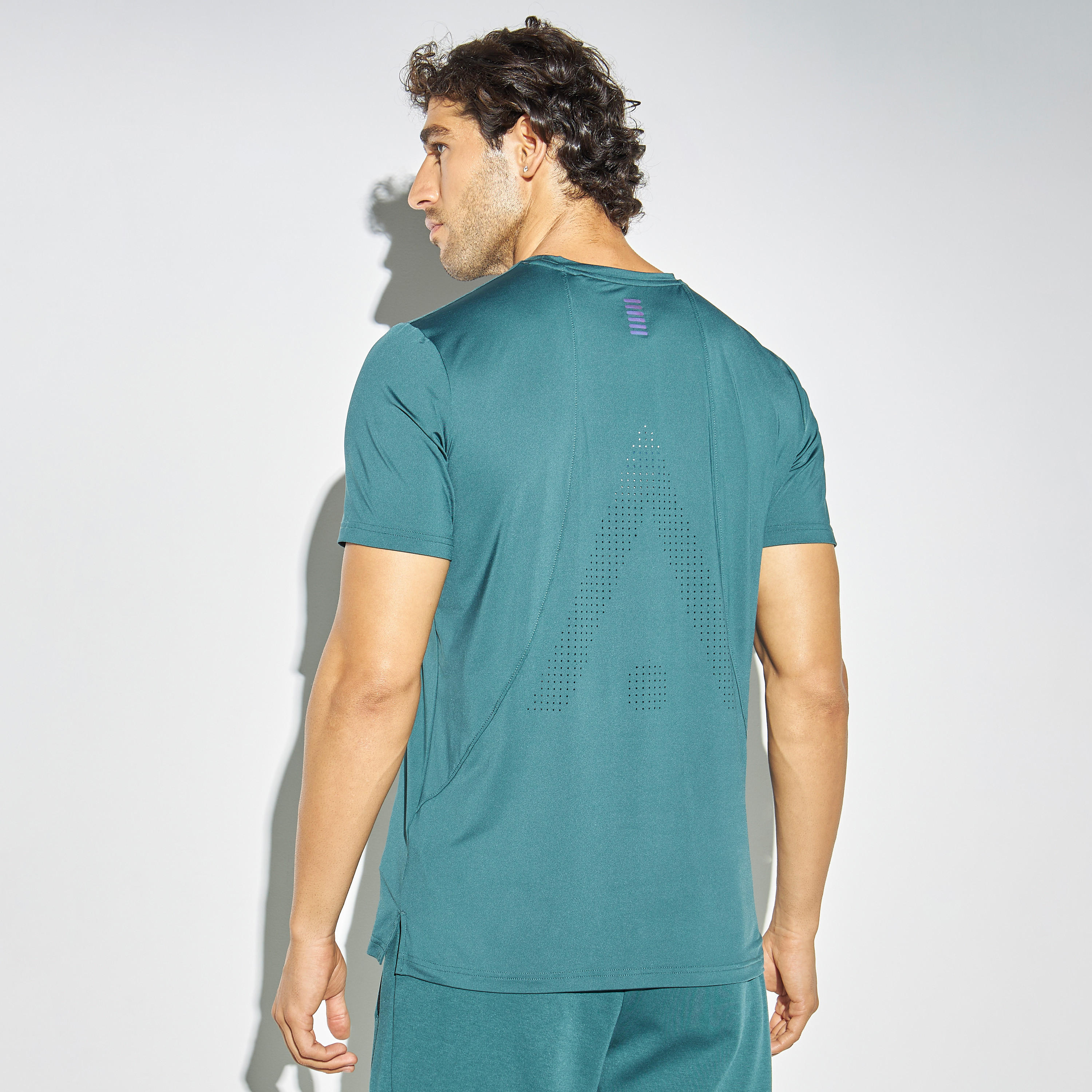 تيشيرت بتفاصيل مثقّبة وياقة ضيّقة وأكمام قصيرة-men-clothing-sportswearandactivewear-tshirtsandpolos-image-3