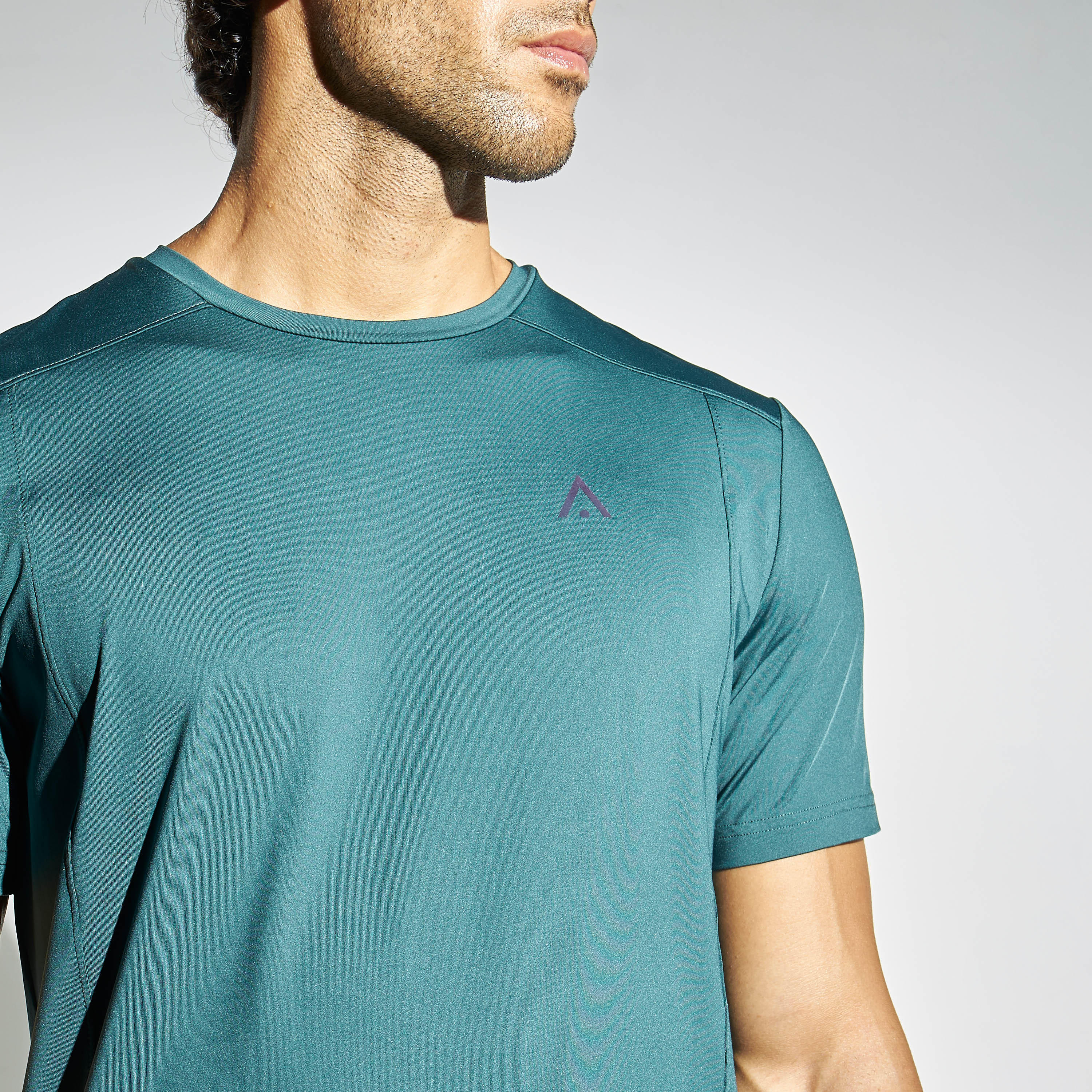 تيشيرت بتفاصيل مثقّبة وياقة ضيّقة وأكمام قصيرة-men-clothing-sportswearandactivewear-tshirtsandpolos-image-4