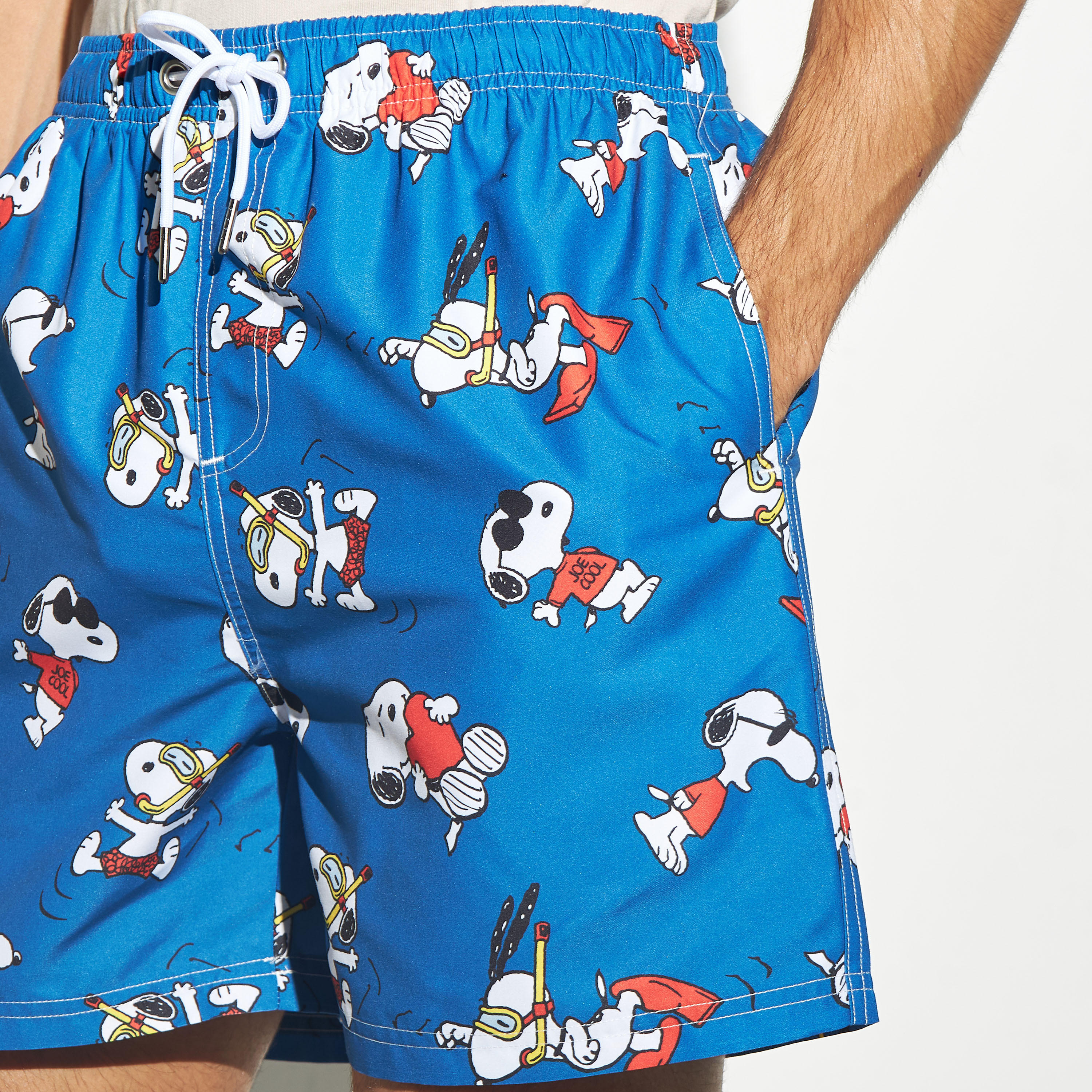 شورت برباط إغلاق وجيوب وطبعات سنوبي-men-clothing-sportswearandactivewear-bottoms-image-4