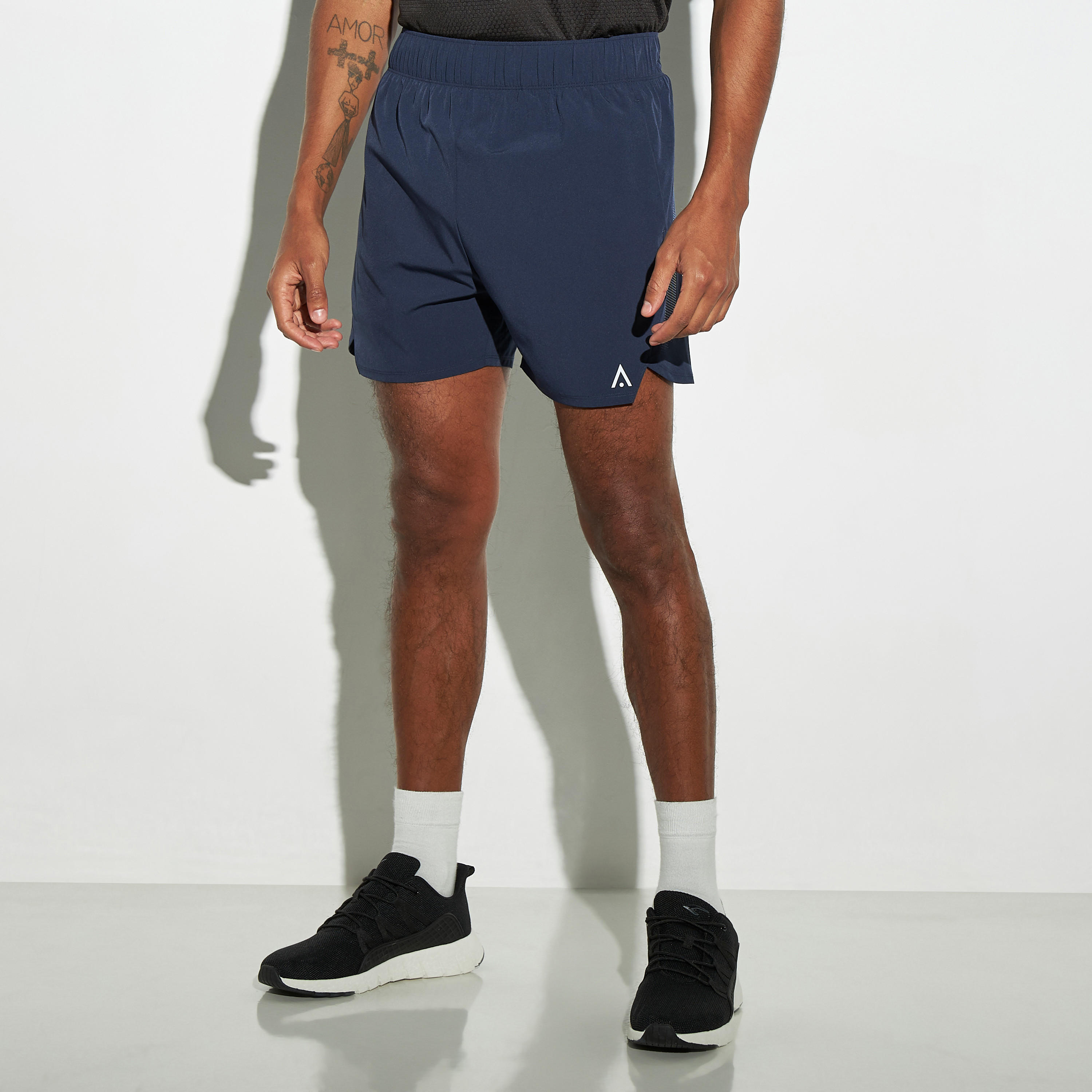شورت بيرفورمانس بخصر مطّاطي وجيوب وطبعات-men-clothing-bottoms-shorts-image-5