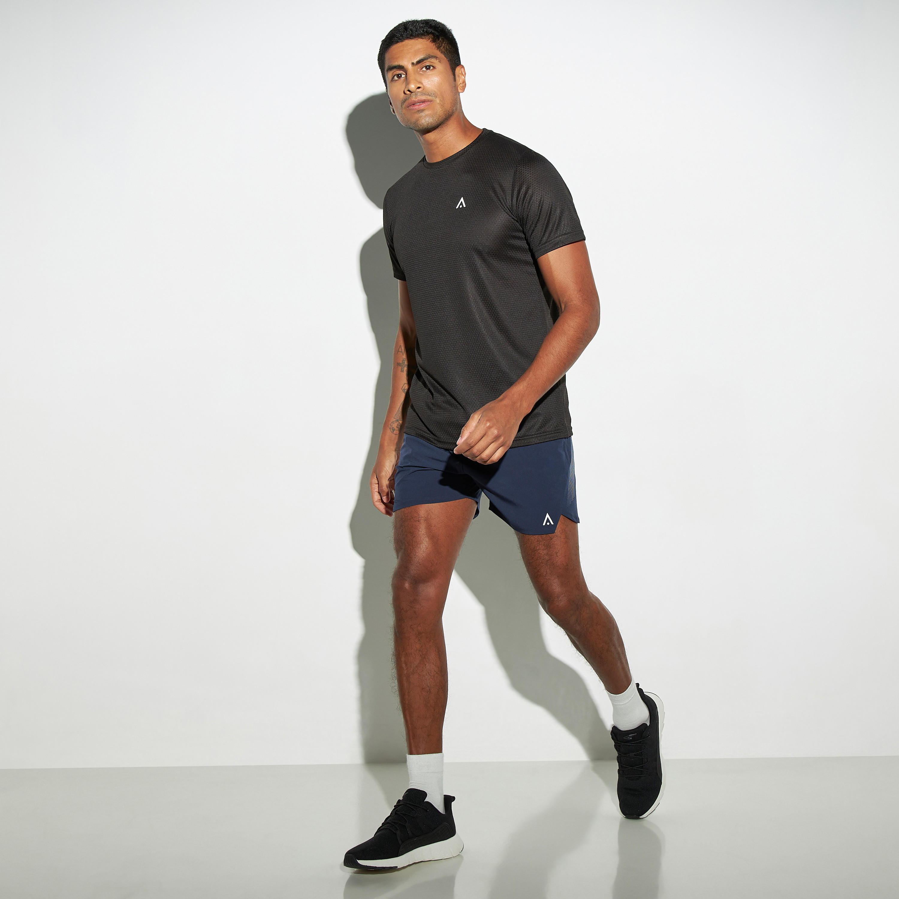 شورت بيرفورمانس بخصر مطّاطي وجيوب وطبعات-men-clothing-bottoms-shorts-image-4