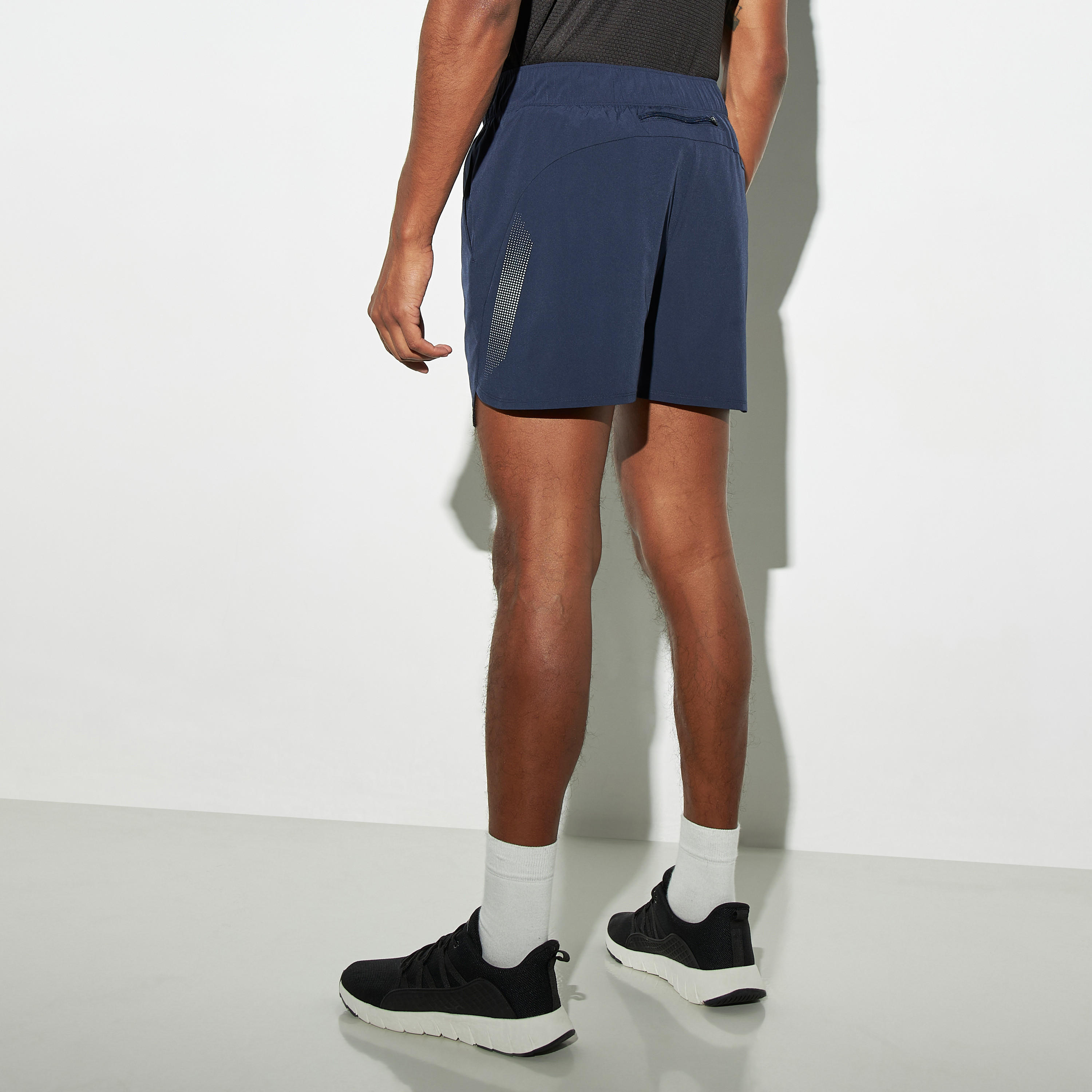 شورت بيرفورمانس بخصر مطّاطي وجيوب وطبعات-men-clothing-bottoms-shorts-image-3