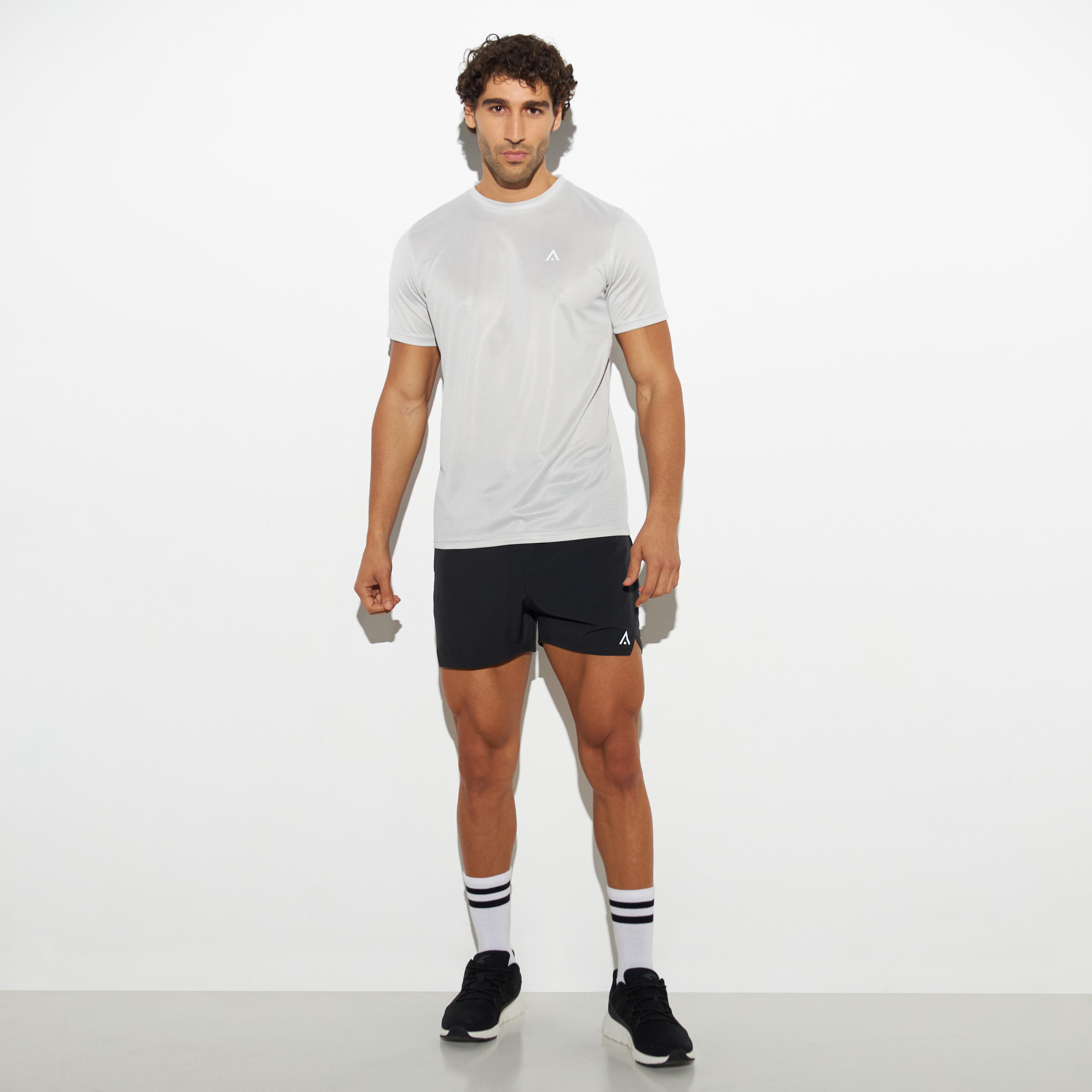 تيشيرت بيرفورمانس بارز الملمس بياقة ضيّقة وأكمام قصيرة-men-clothing-sportswearandactivewear-tshirtsandpolos-image-3