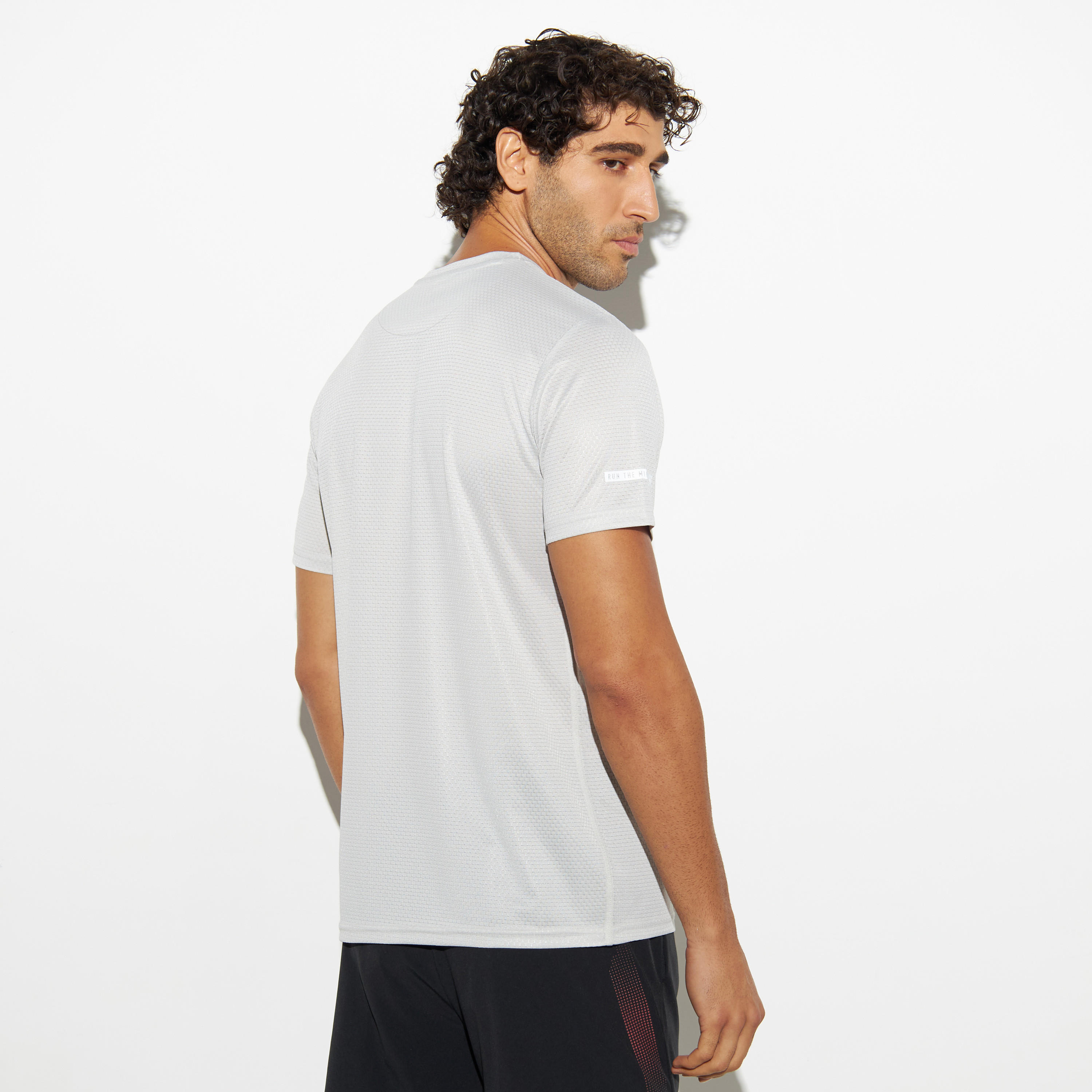 تيشيرت بيرفورمانس بارز الملمس بياقة ضيّقة وأكمام قصيرة-men-clothing-sportswearandactivewear-tshirtsandpolos-image-2