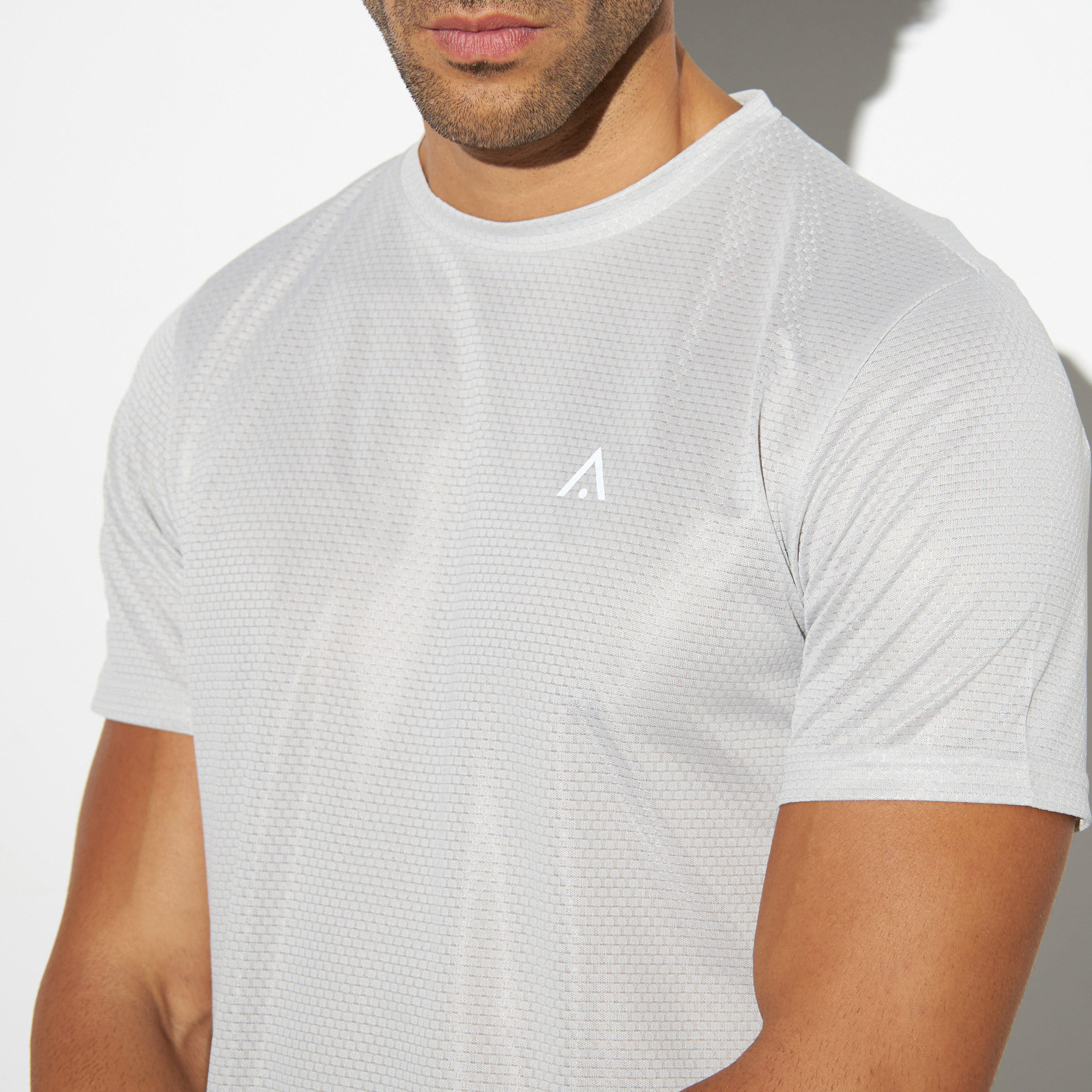 تيشيرت بيرفورمانس بارز الملمس بياقة ضيّقة وأكمام قصيرة-men-clothing-sportswearandactivewear-tshirtsandpolos-image-1