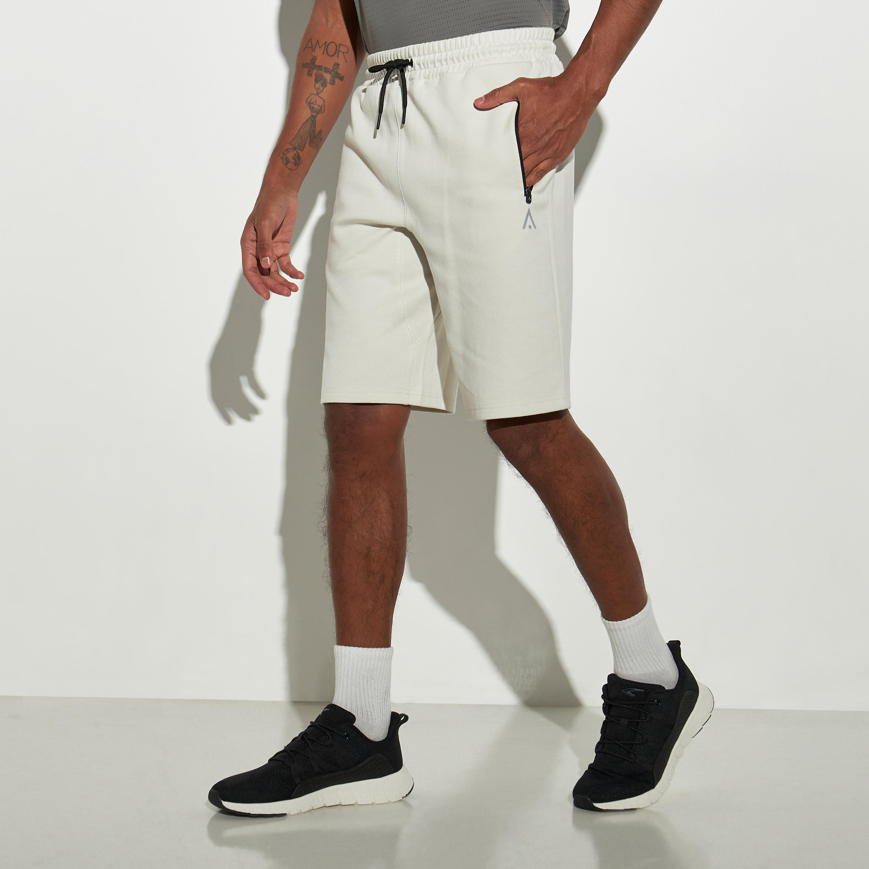 شورت بيرفورمنس سادة بجيوب بسحاب-men-clothing-bottoms-shorts-image-4