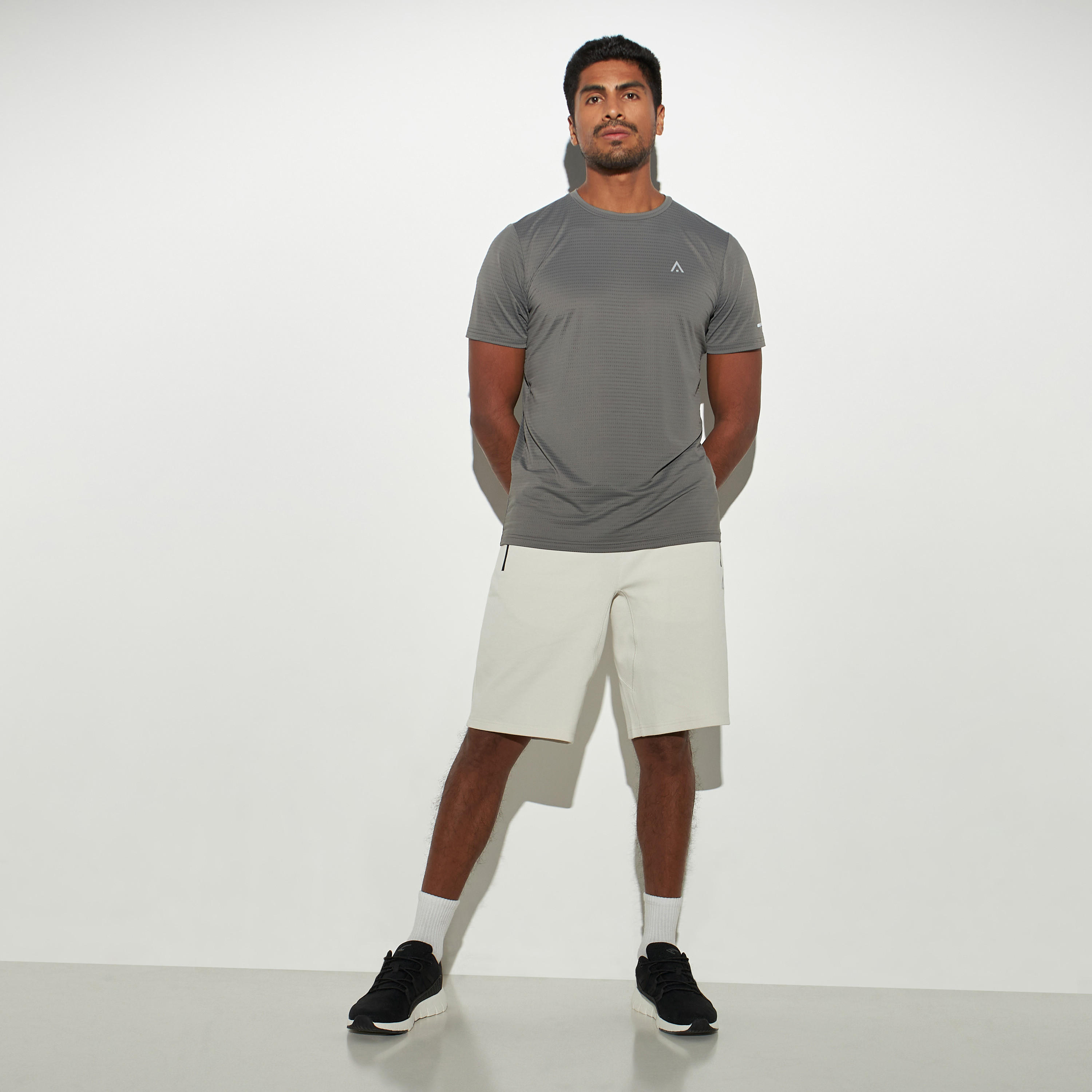 شورت بيرفورمنس سادة بجيوب بسحاب-men-clothing-bottoms-shorts-image-3