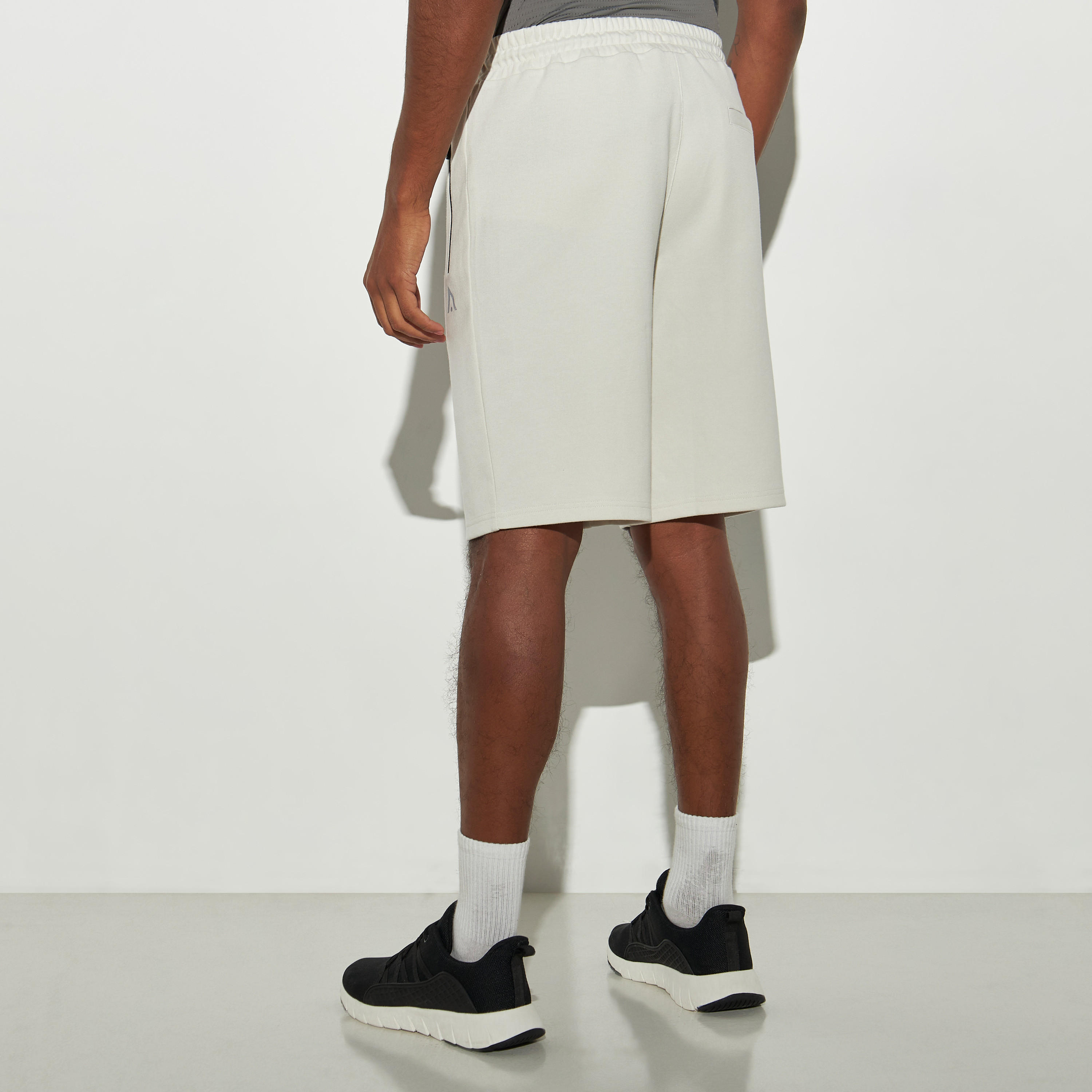 شورت بيرفورمنس سادة بجيوب بسحاب-men-clothing-bottoms-shorts-image-2