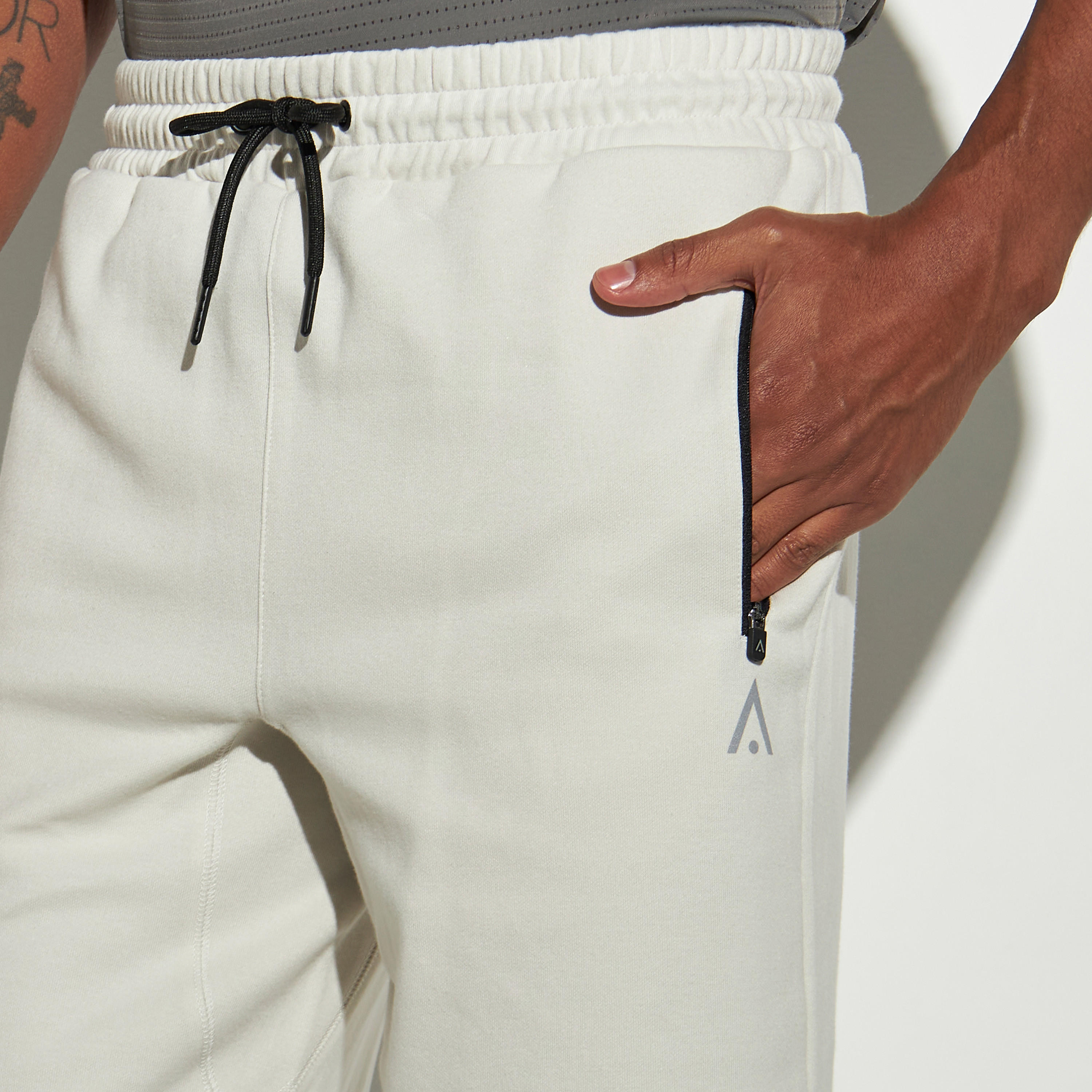 شورت بيرفورمنس سادة بجيوب بسحاب-men-clothing-bottoms-shorts-image-1