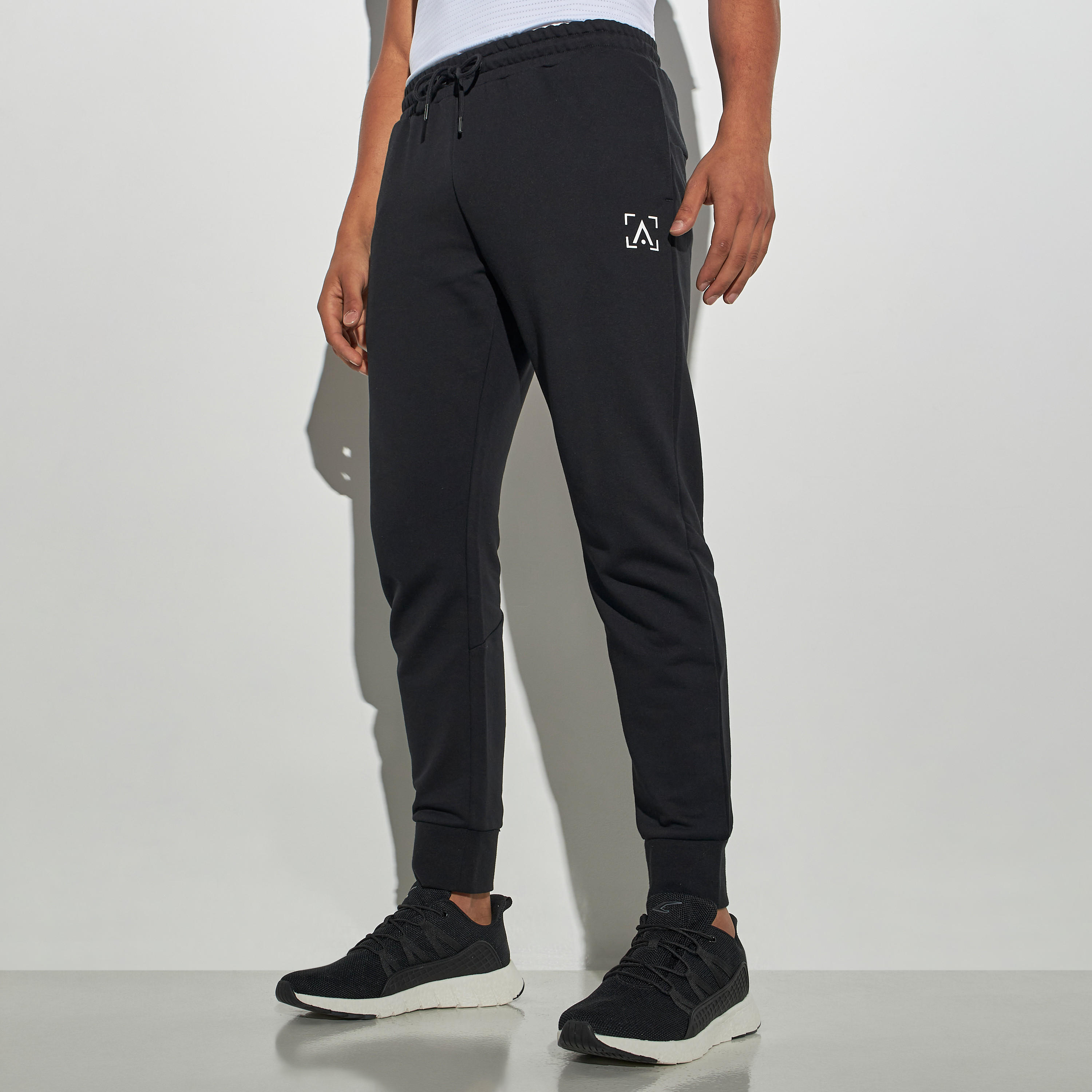 بنطلون رياضي بيرفورمانس برباط إغلاق وجيوب وطبعات-men-clothing-sportswearandactivewear-bottoms-image-4