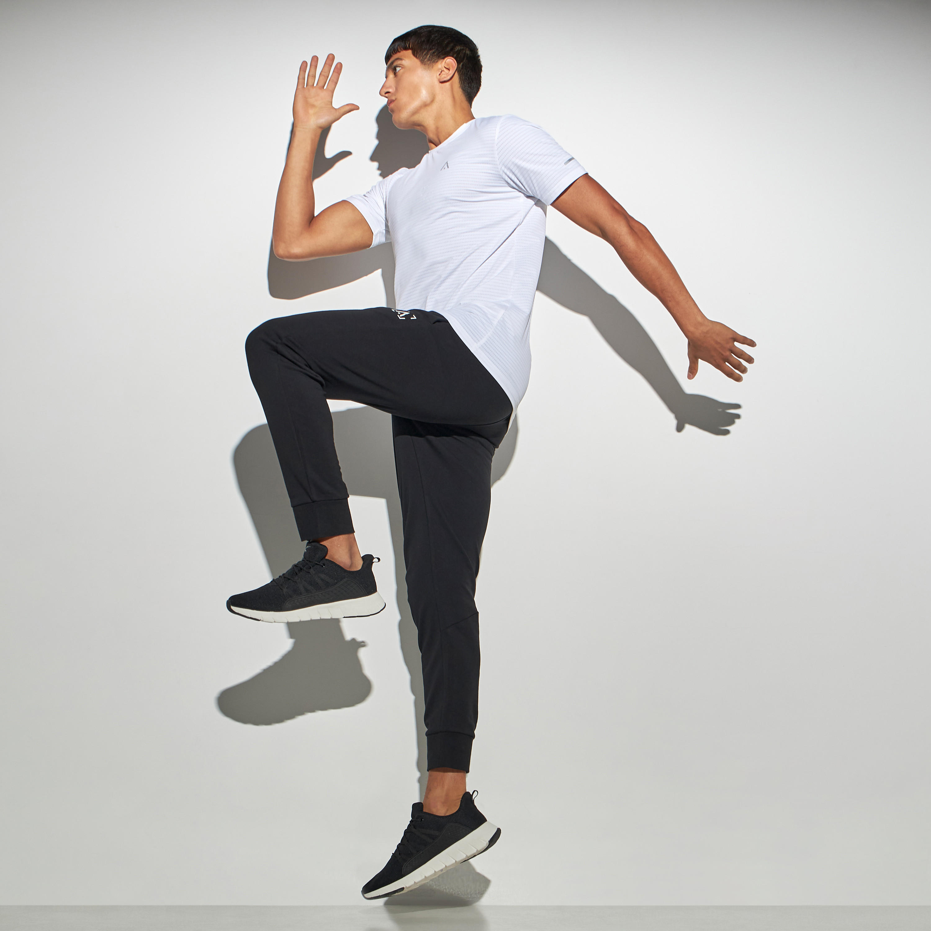 بنطلون رياضي بيرفورمانس برباط إغلاق وجيوب وطبعات-men-clothing-sportswearandactivewear-bottoms-image-3